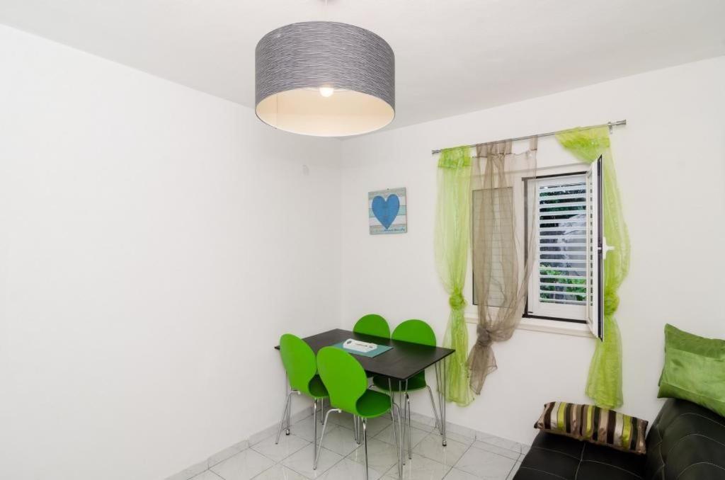 Comfort One Bedroom Apartment with Sea View photo 2