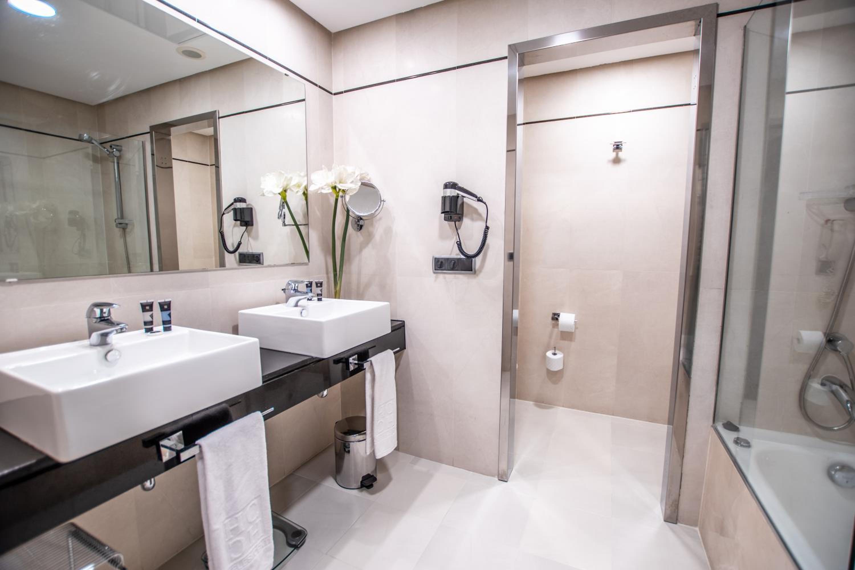 Relax in this elegant and spacious hotel bathroom!
