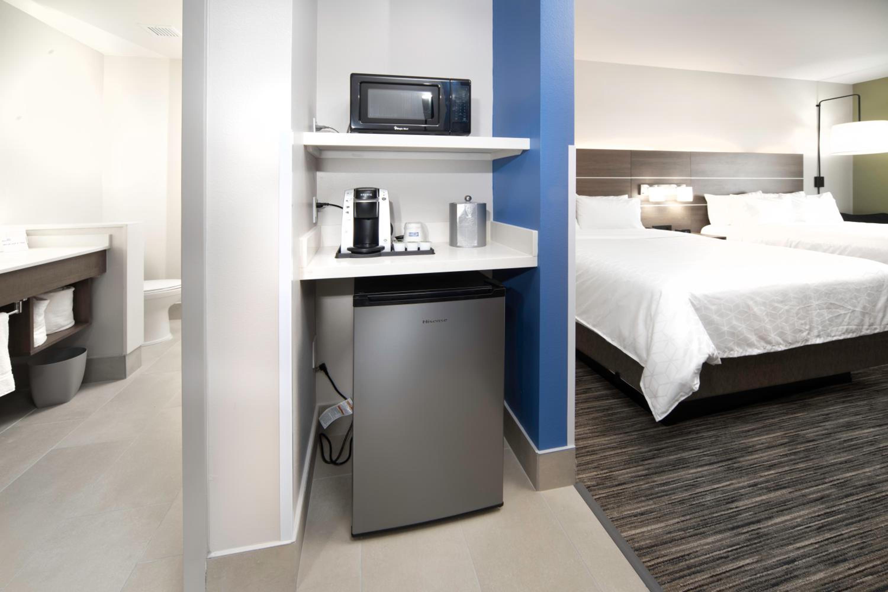 Standard Queen Room with Two Queen Beds - Photo 6