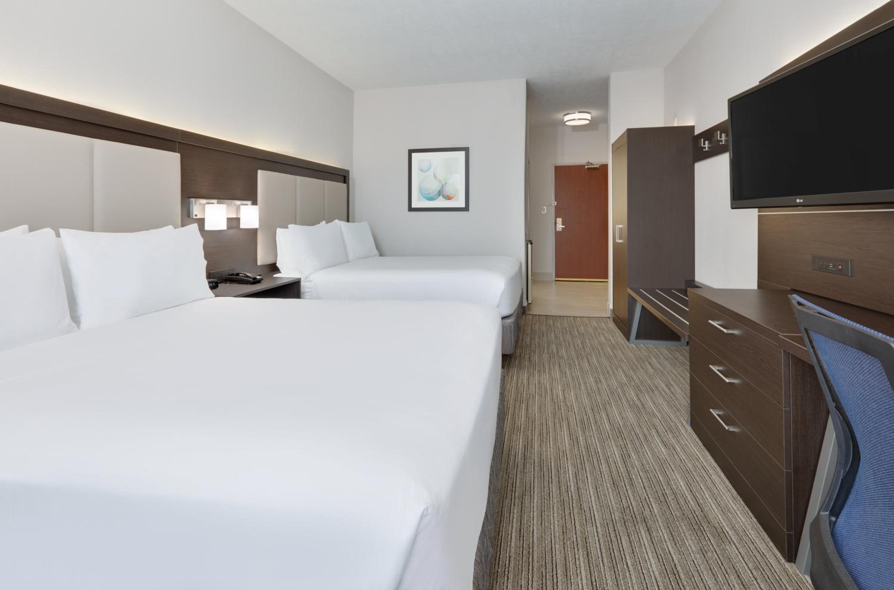 Standard Queen Room with Two Queen Beds - Photo 4