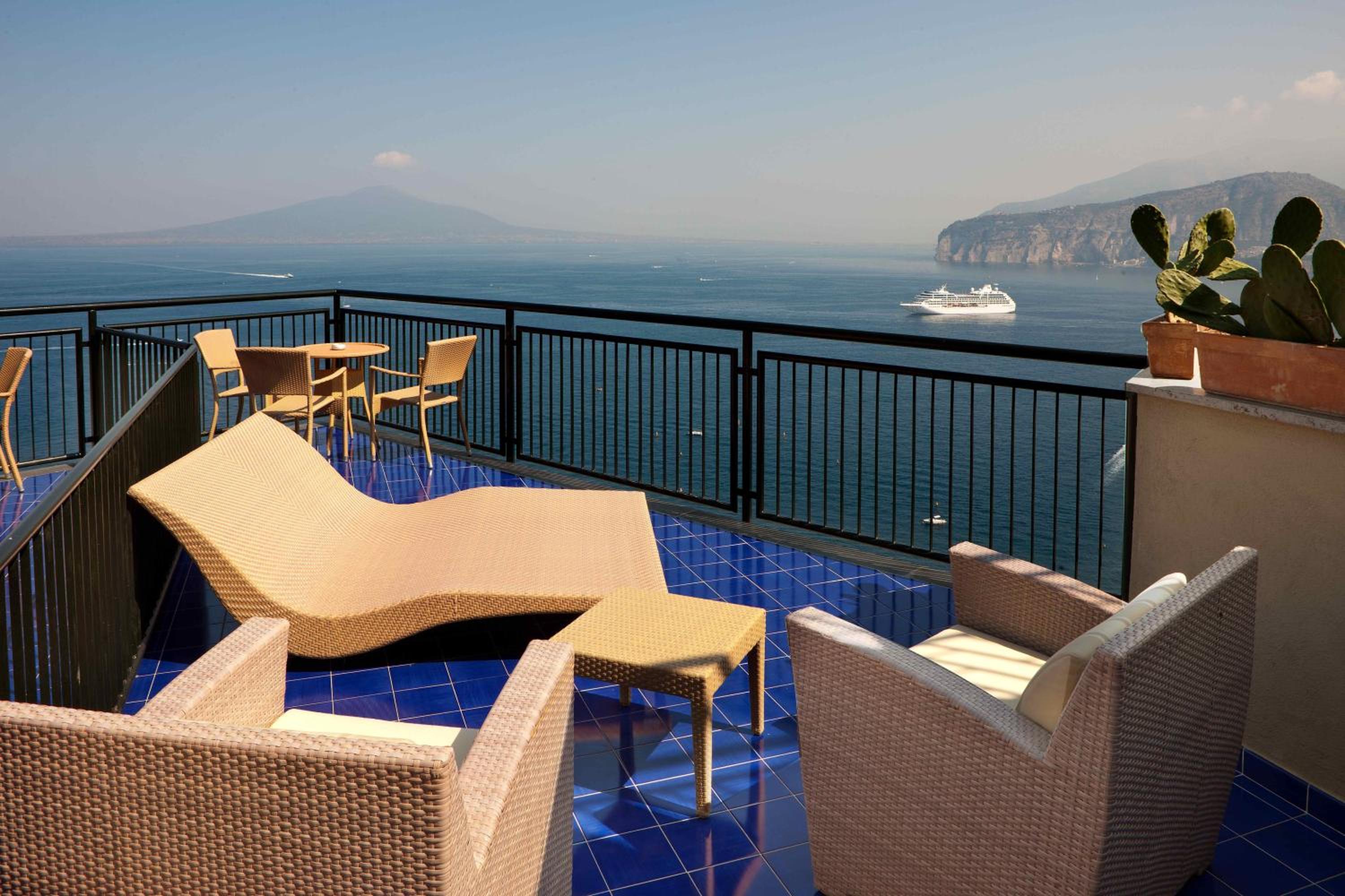 Junior Suite with Balcony and Sea View - Photo 3