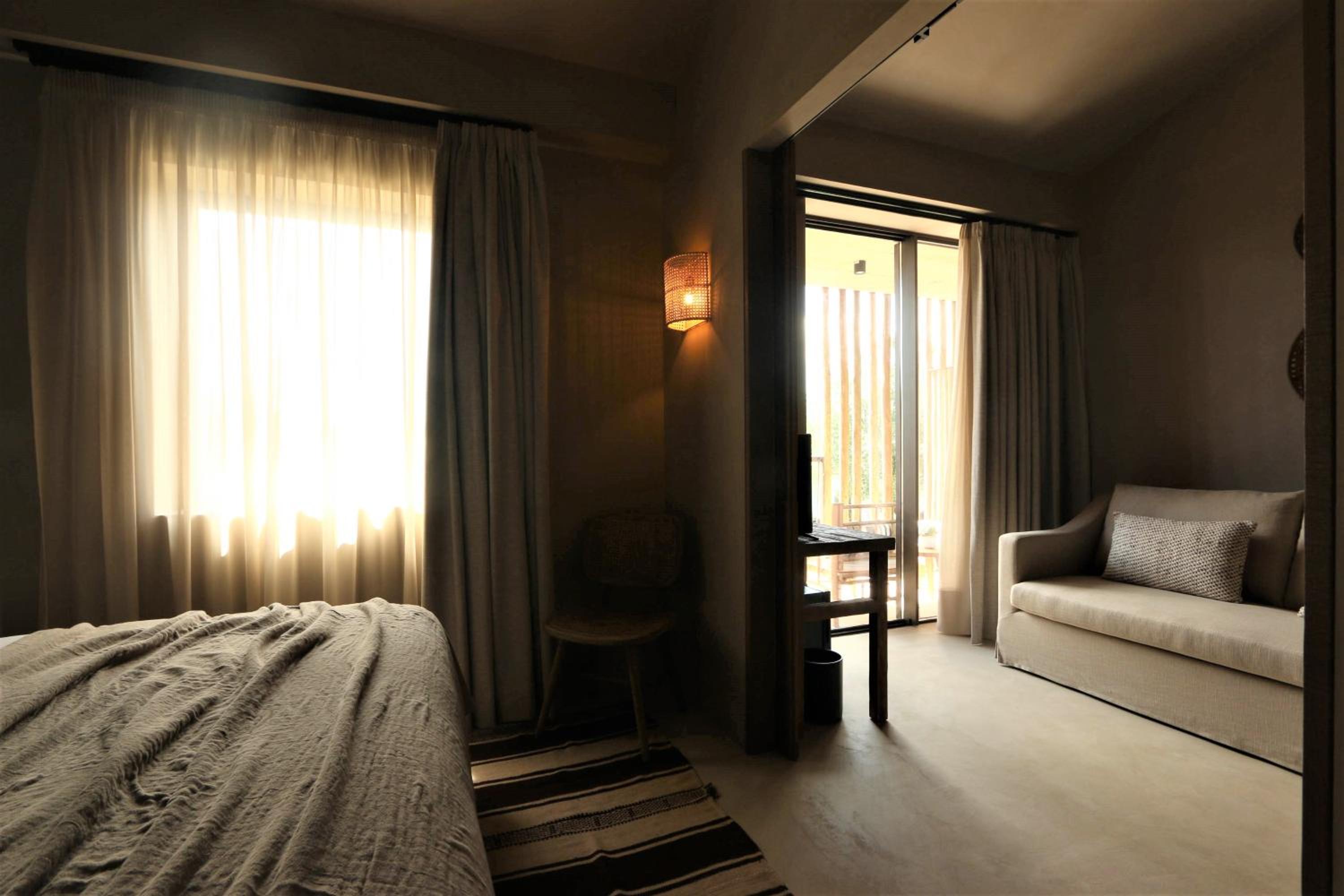 Family Suite with Balcony - Photo 8