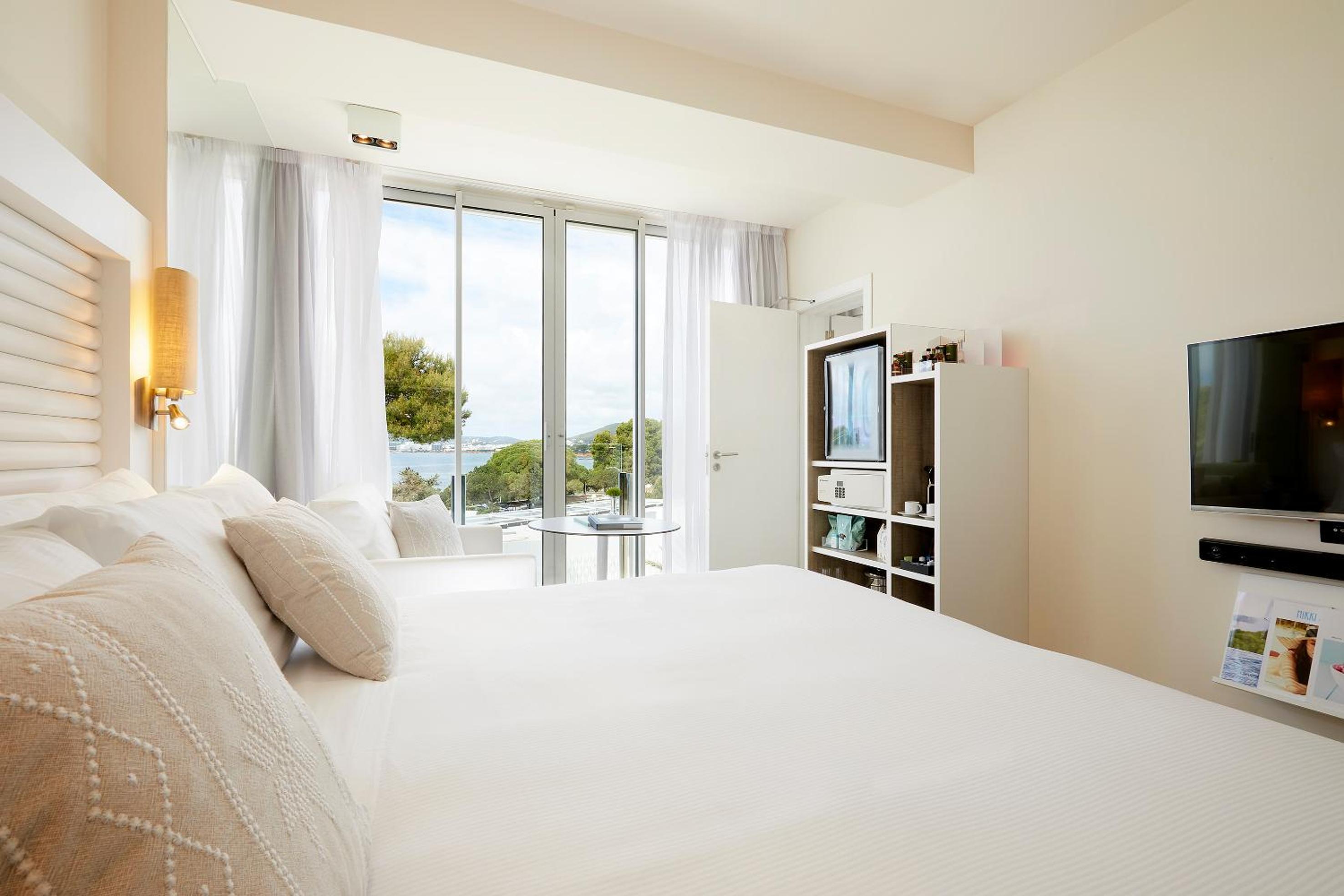 2 Bedrooms Superior Me Connected