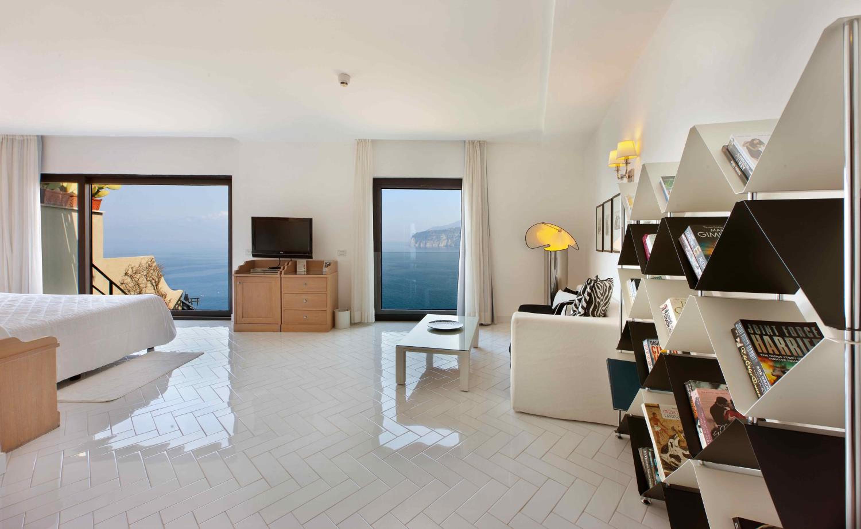 Junior Suite with Balcony and Sea View - Photo 4