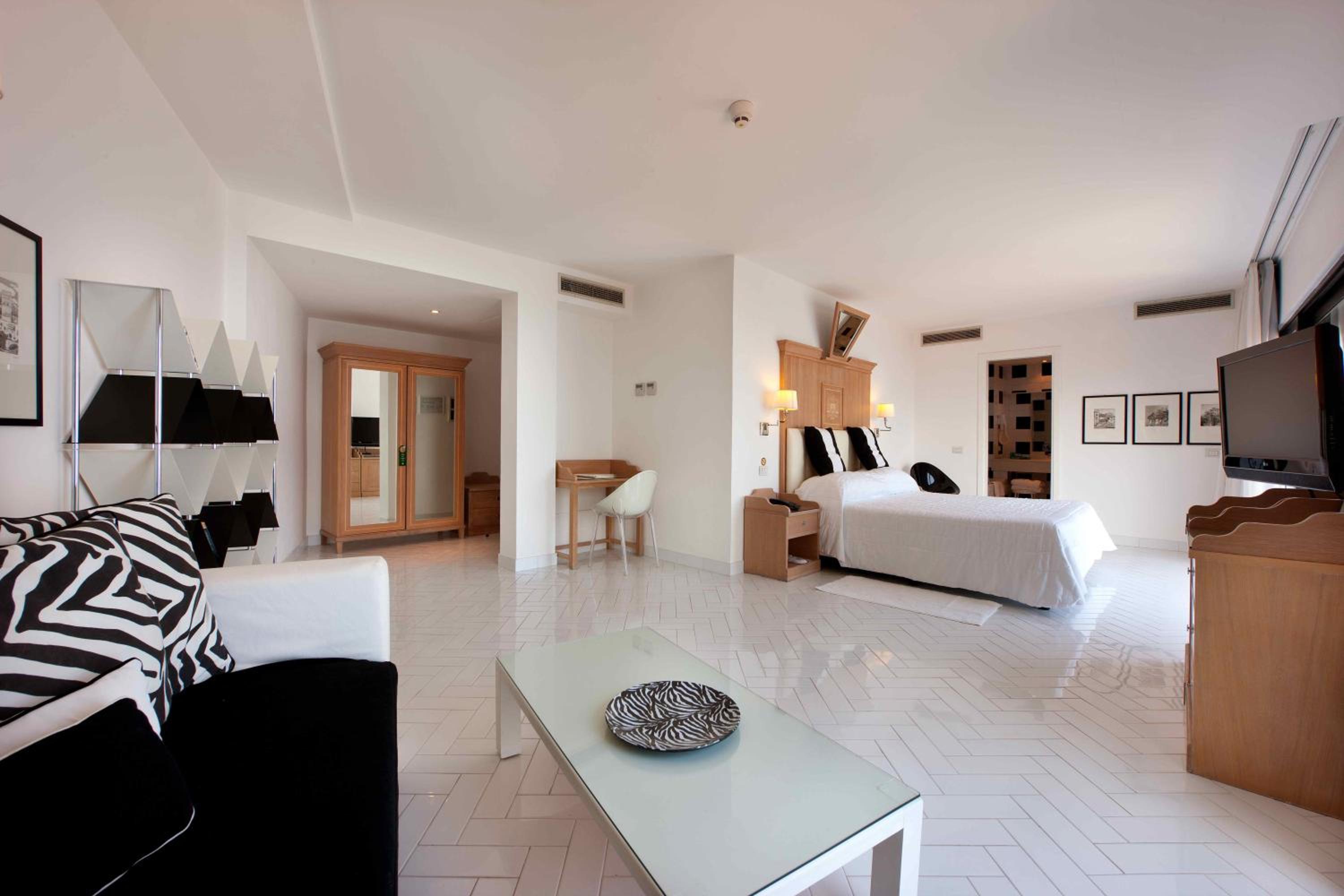 Junior Suite with Balcony and Sea View - Photo 5