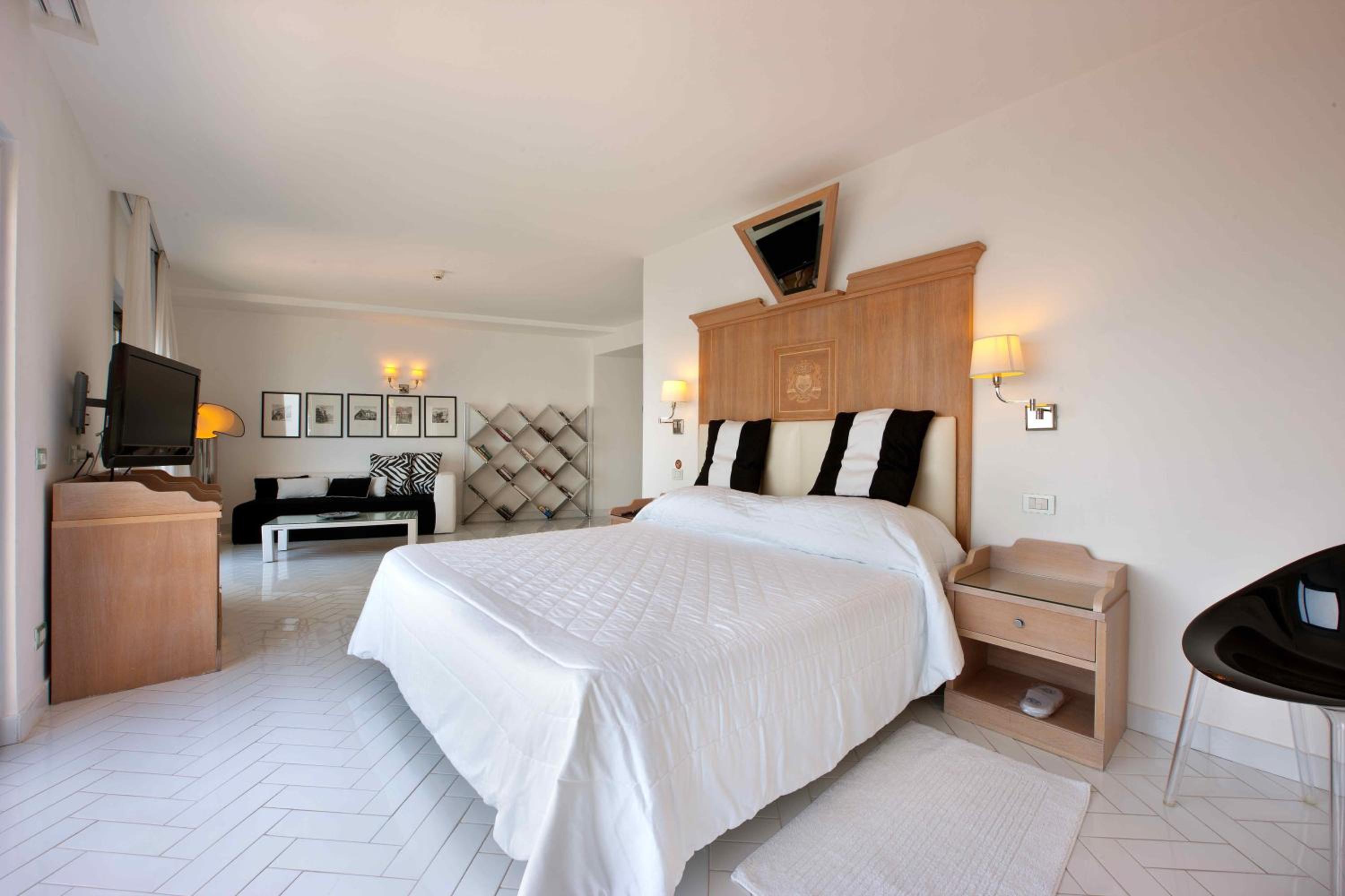 Junior Suite with Balcony and Sea View - Photo 6