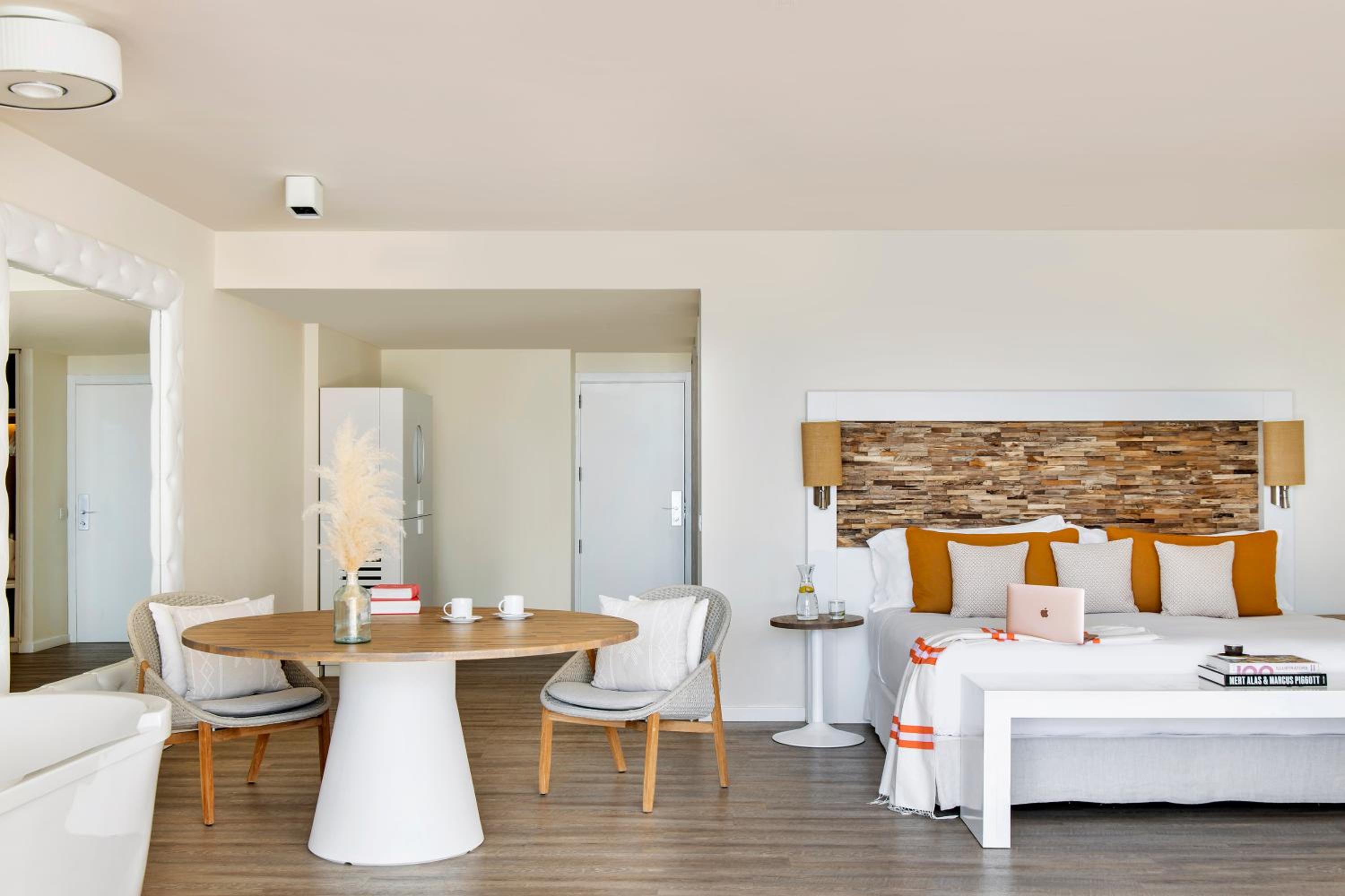 Exclusive ME+ Junior Suite with Private Pool and Sea View photo 2