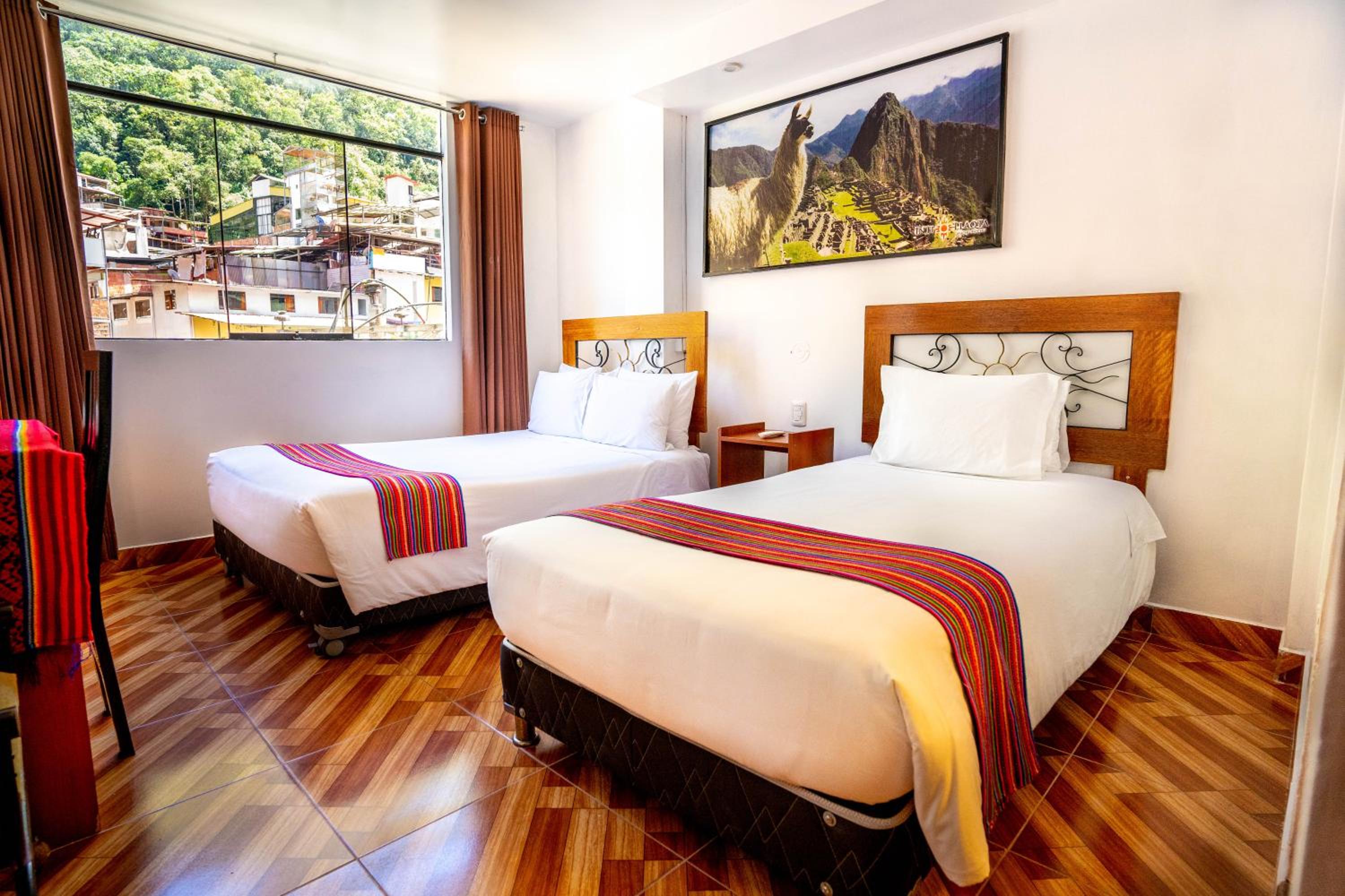 Family Room with Mountain and River View photo 3