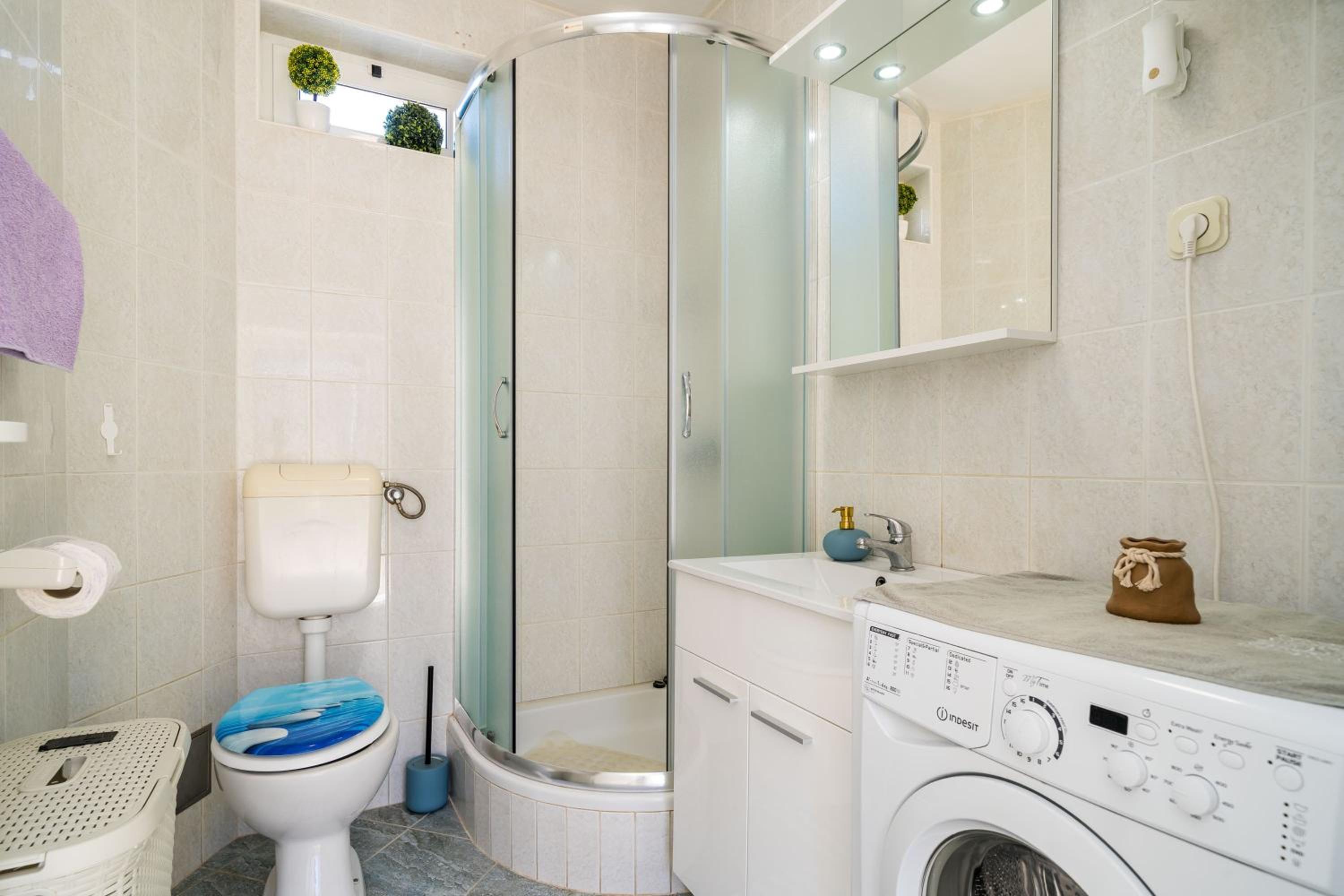 One Bedroom Apartment with Terrace - Photo 5
