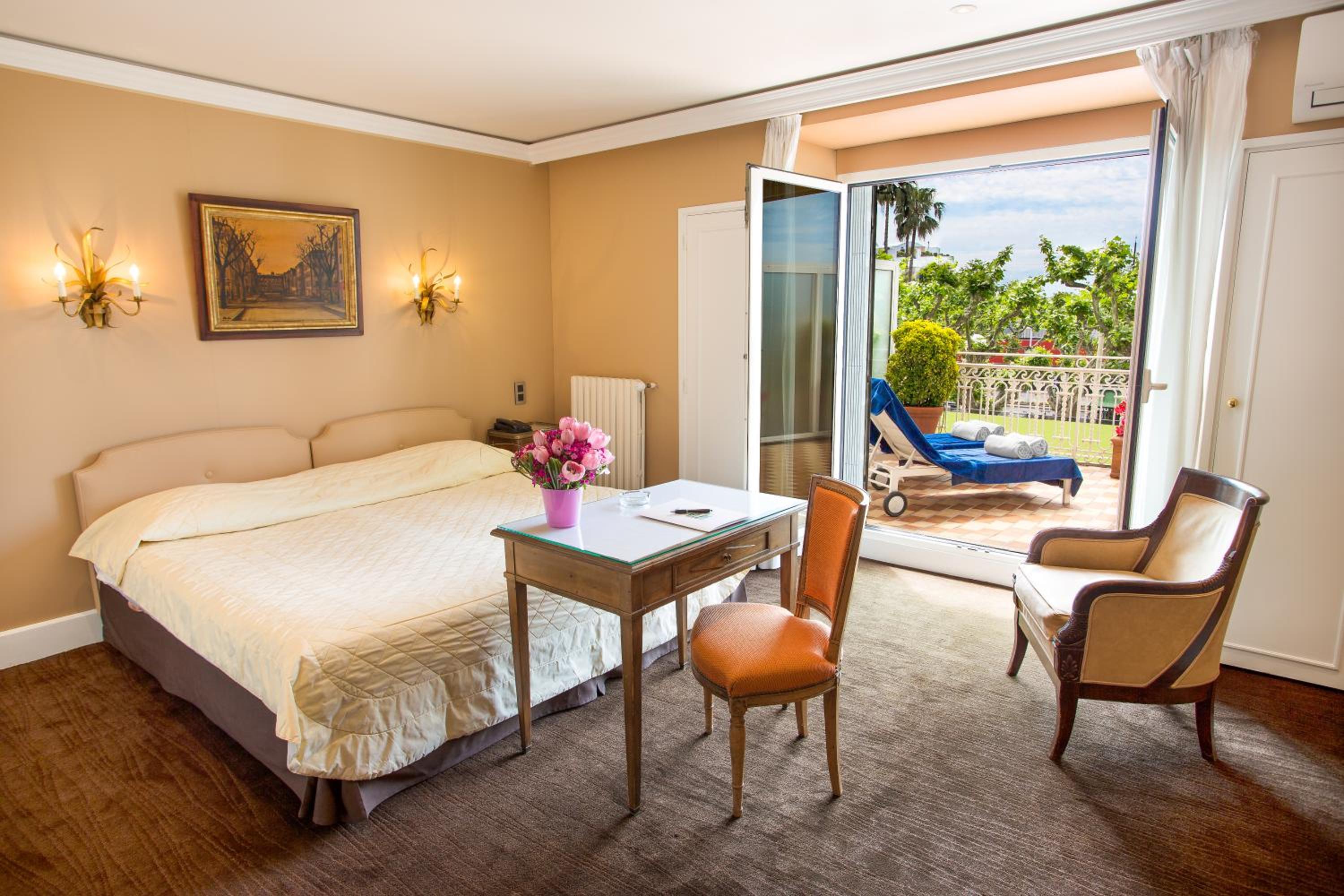 Double Room Terrace, with Garden and Old Port view