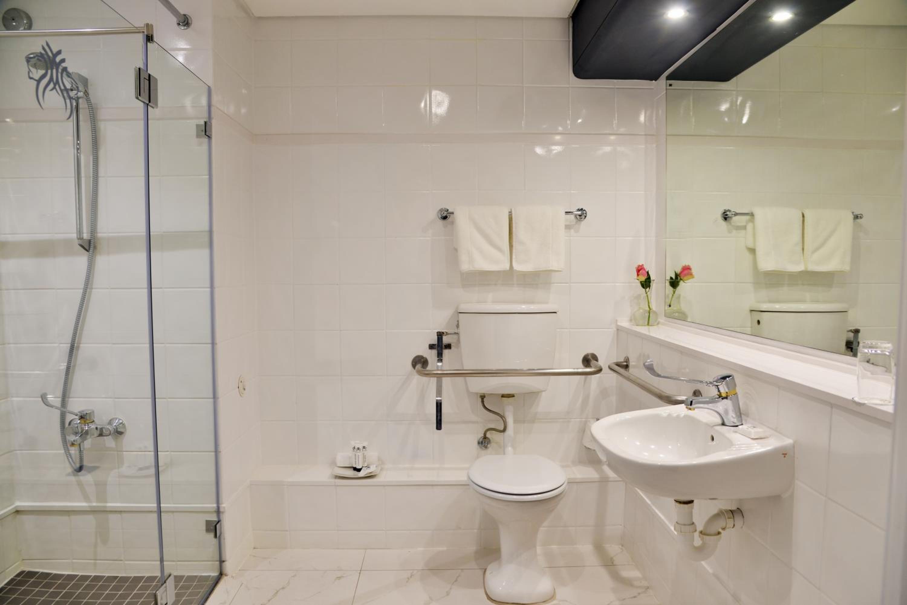 Queen Room - Disability Access - Photo 4