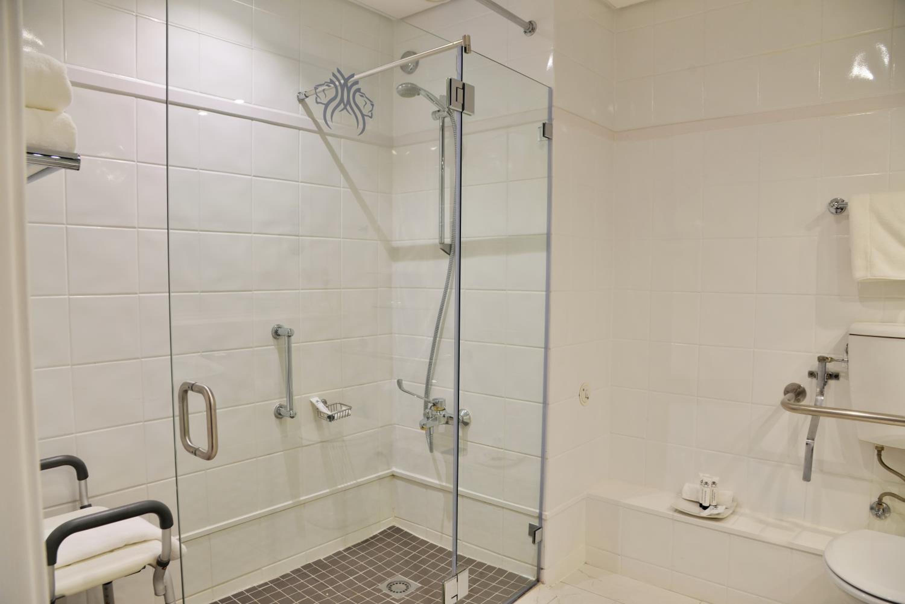 Queen Room - Disability Access - Photo 3