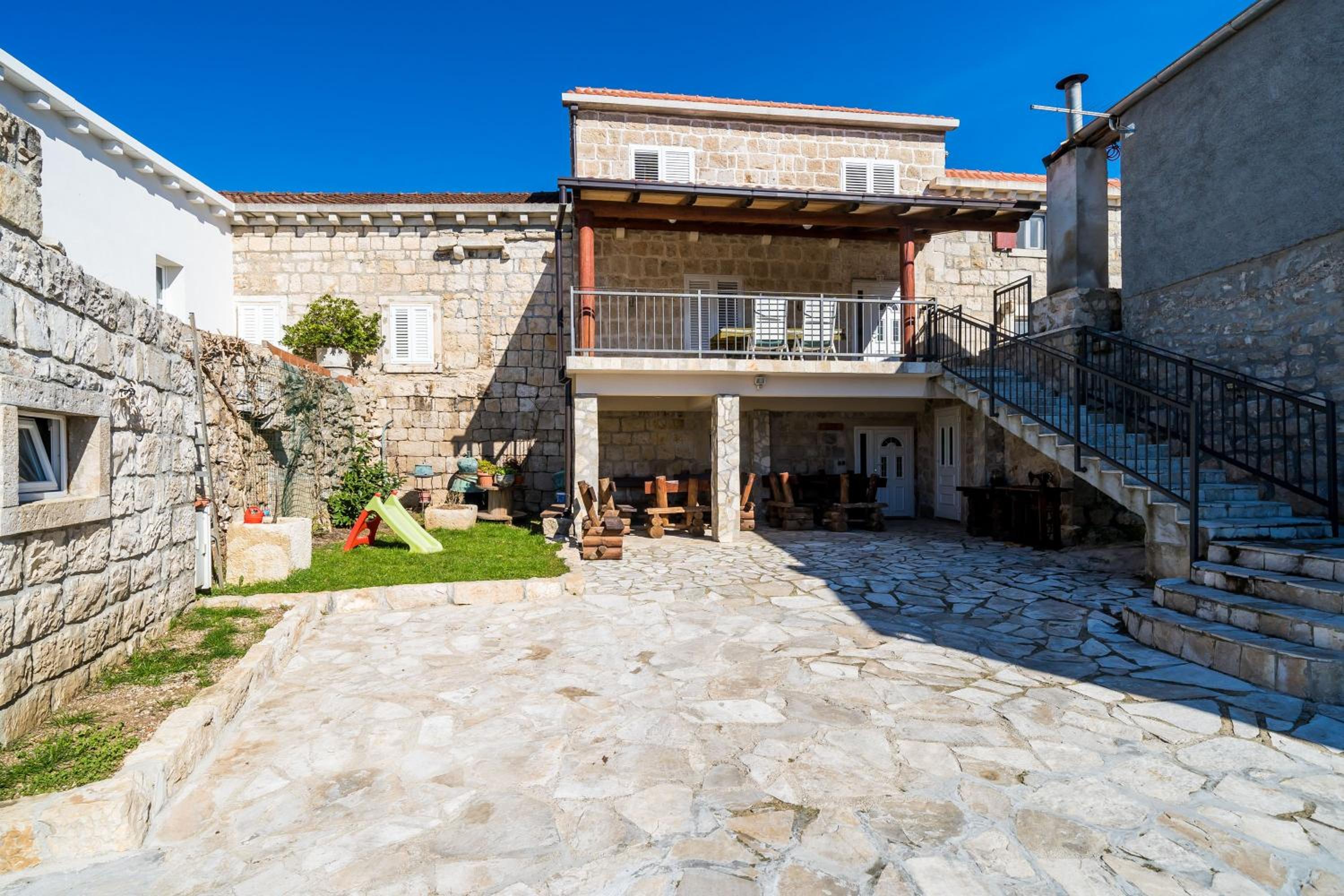 Two Bedroom Apartment with Terrace and Garden View photo 2