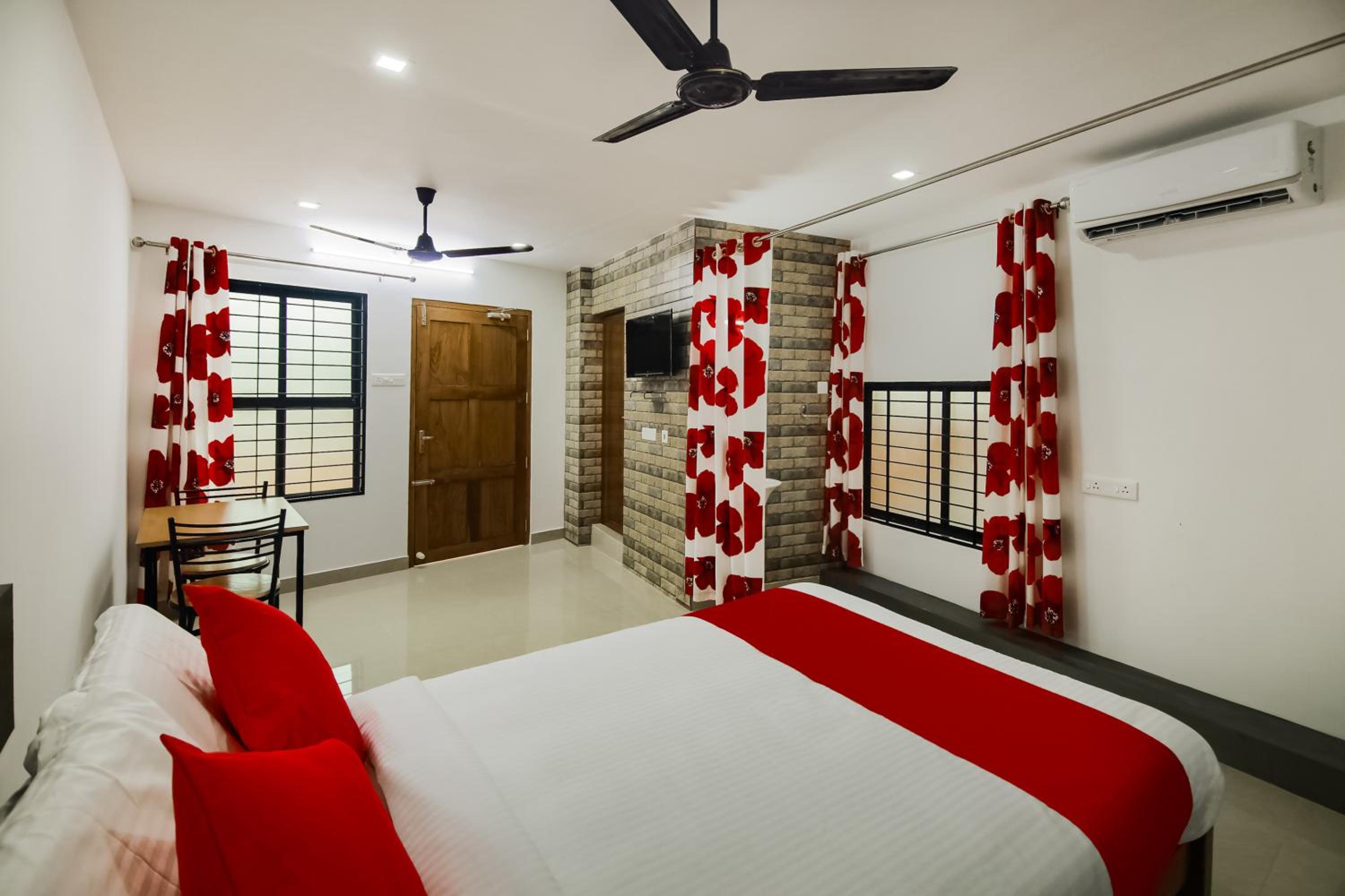 Deluxe King Suite photo 2