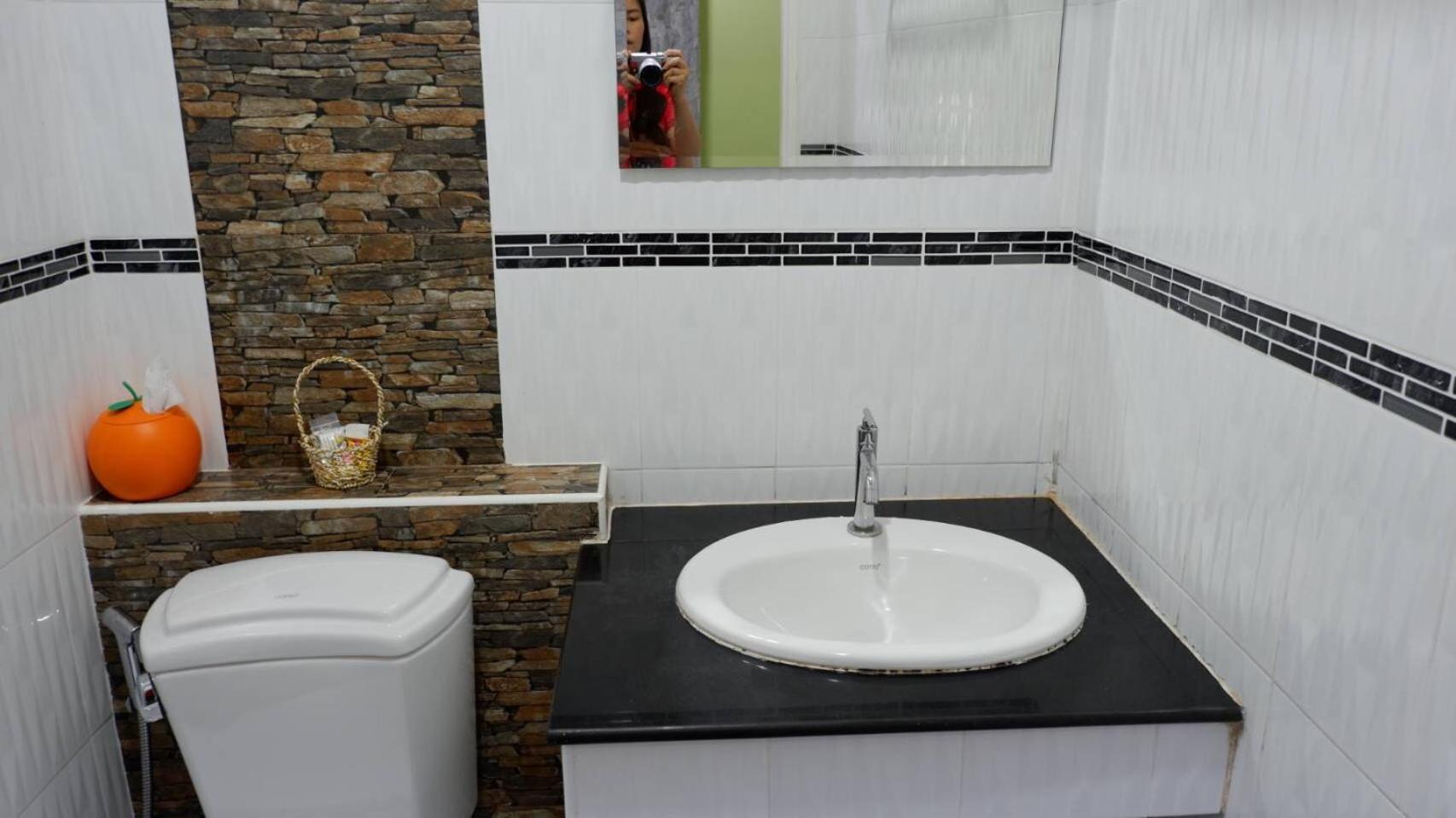 Budget Double Room - Photo 9
