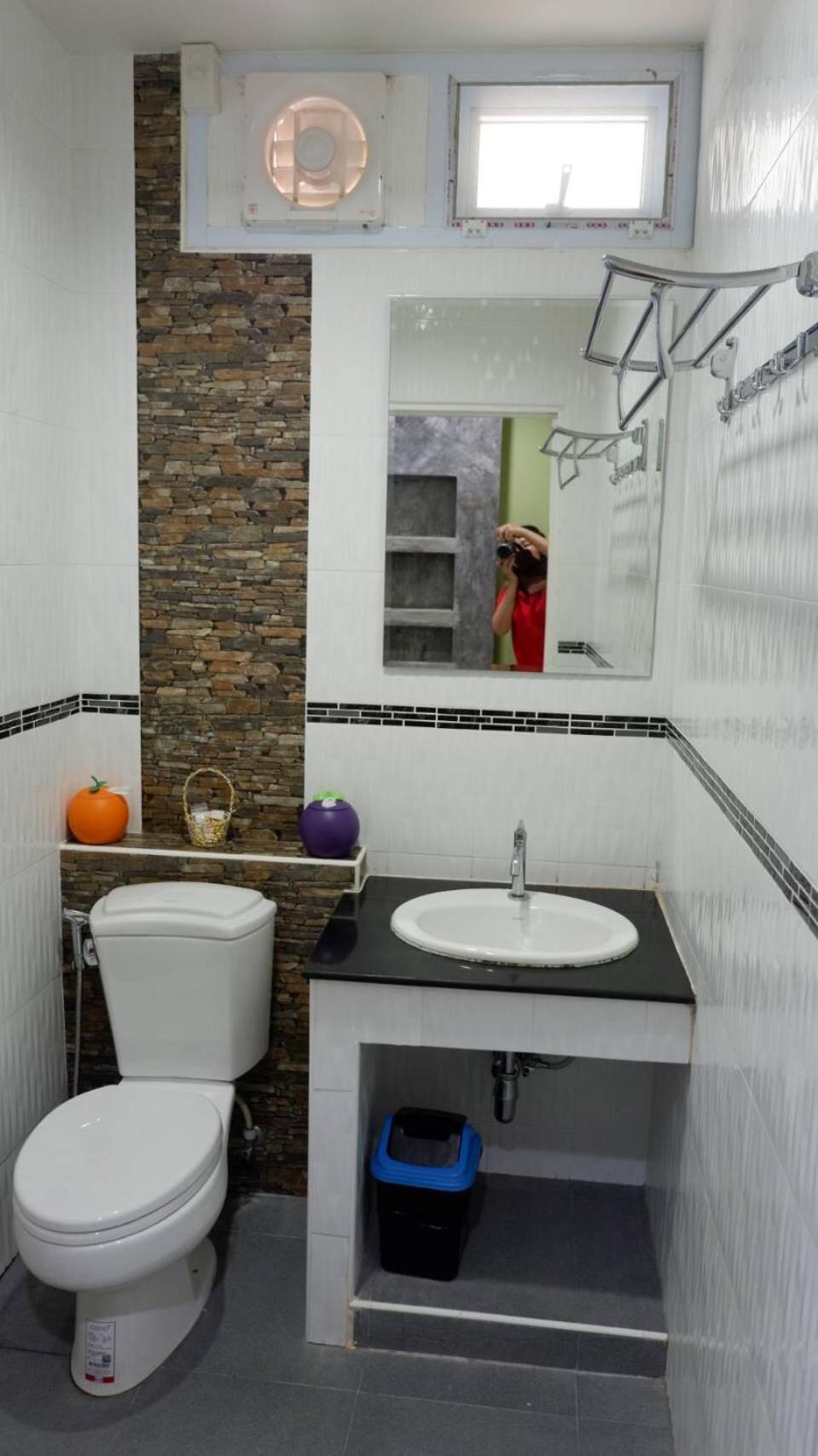 Budget Double Room - Photo 12