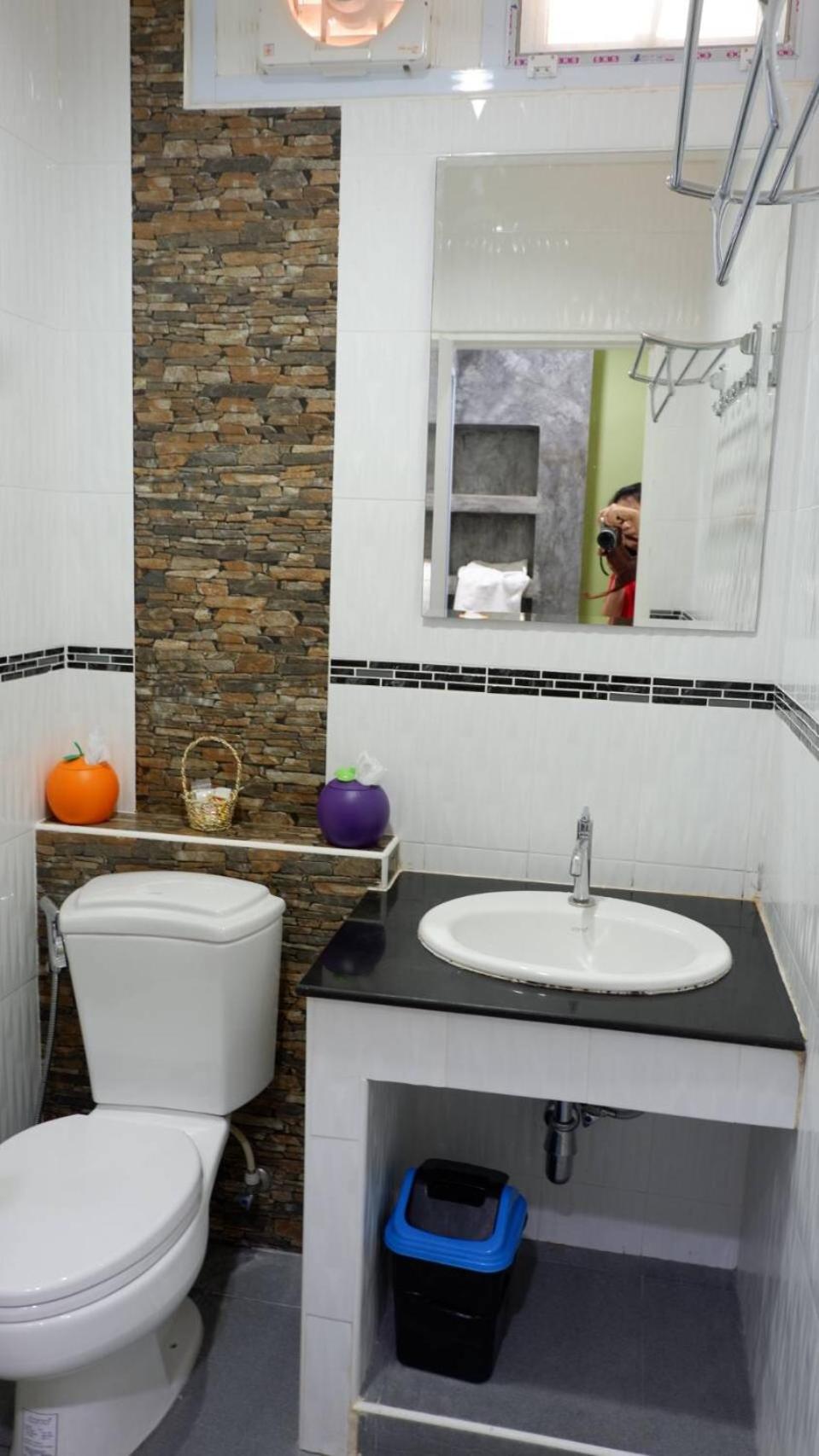 Budget Double Room - Photo 15
