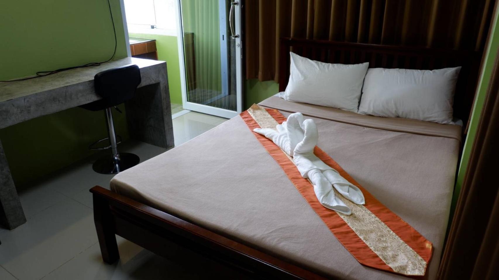 Budget Double Room - Photo 25