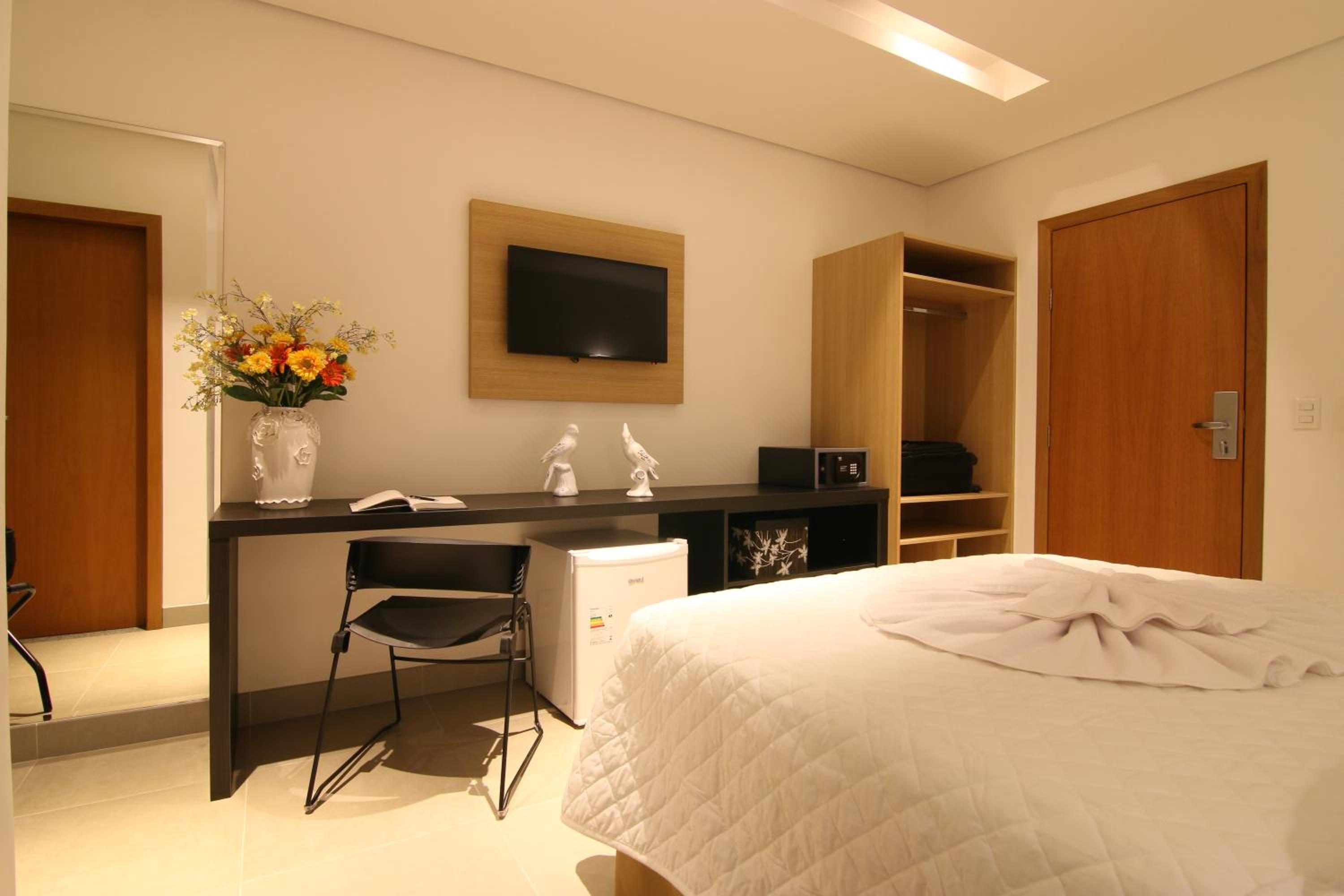 Executive Suite - Photo 2