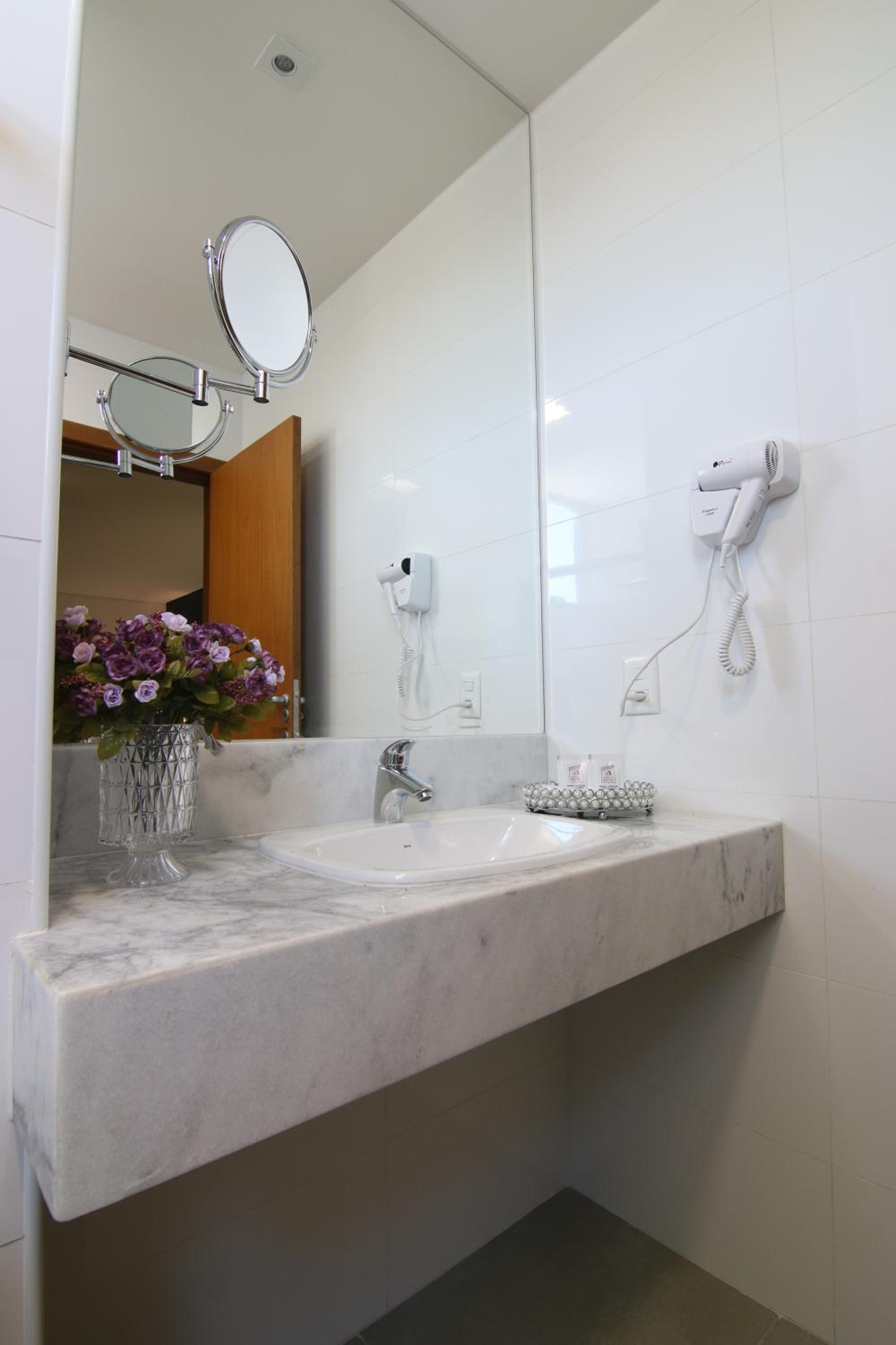 Executive Suite - Photo 8