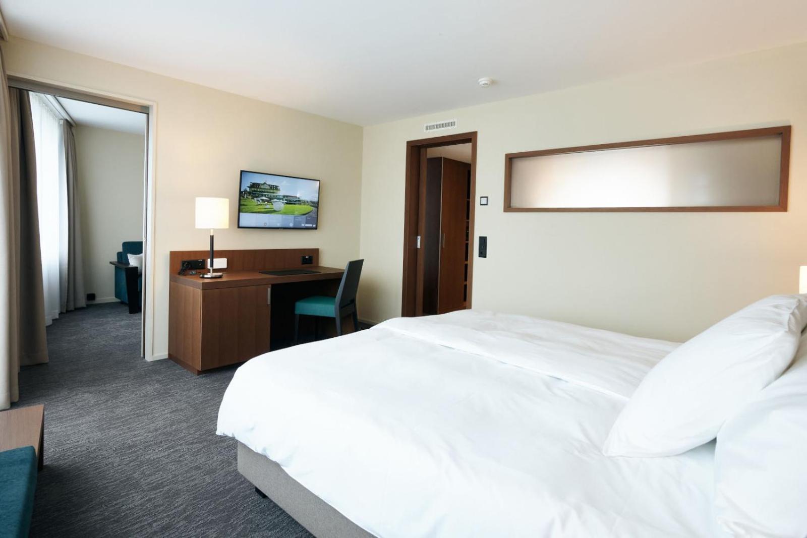 Lakefront Suite with Balcony photo 2