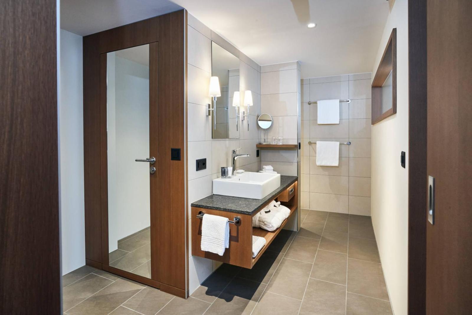 Lakefront Suite with Balcony photo 3