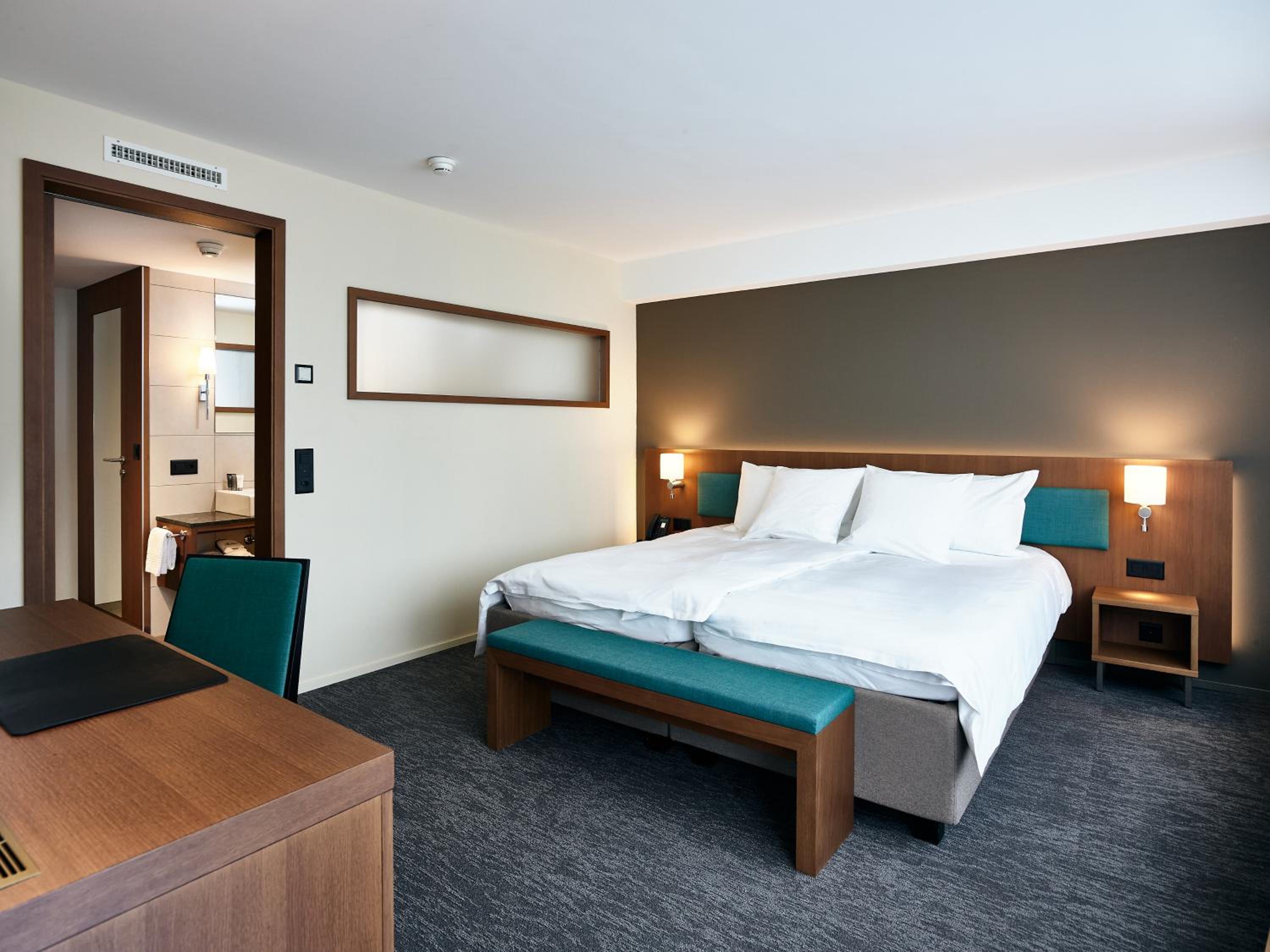 Lakefront Suite with Balcony photo 1