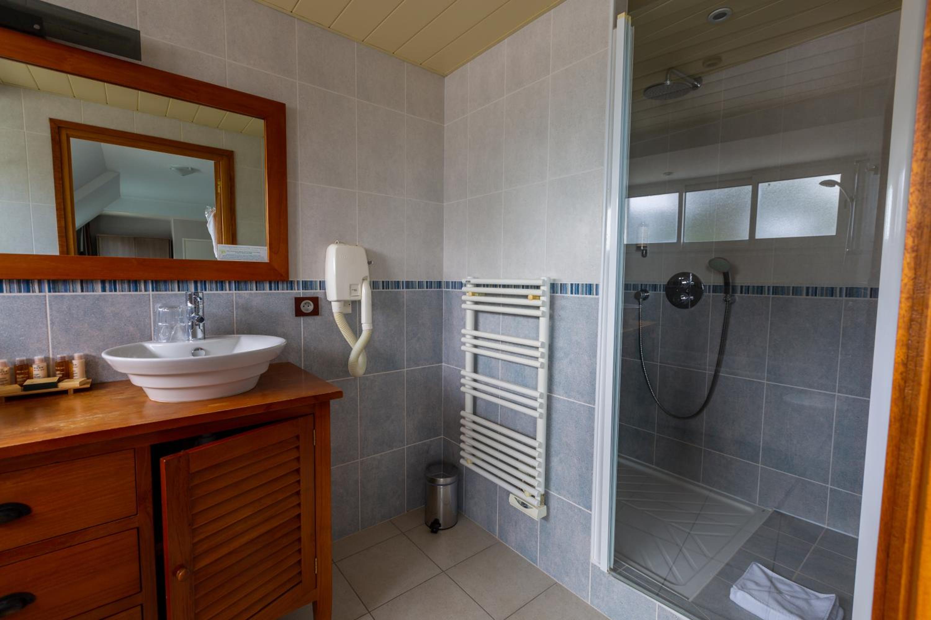 Junior Suite with Lateral Sea View photo 3