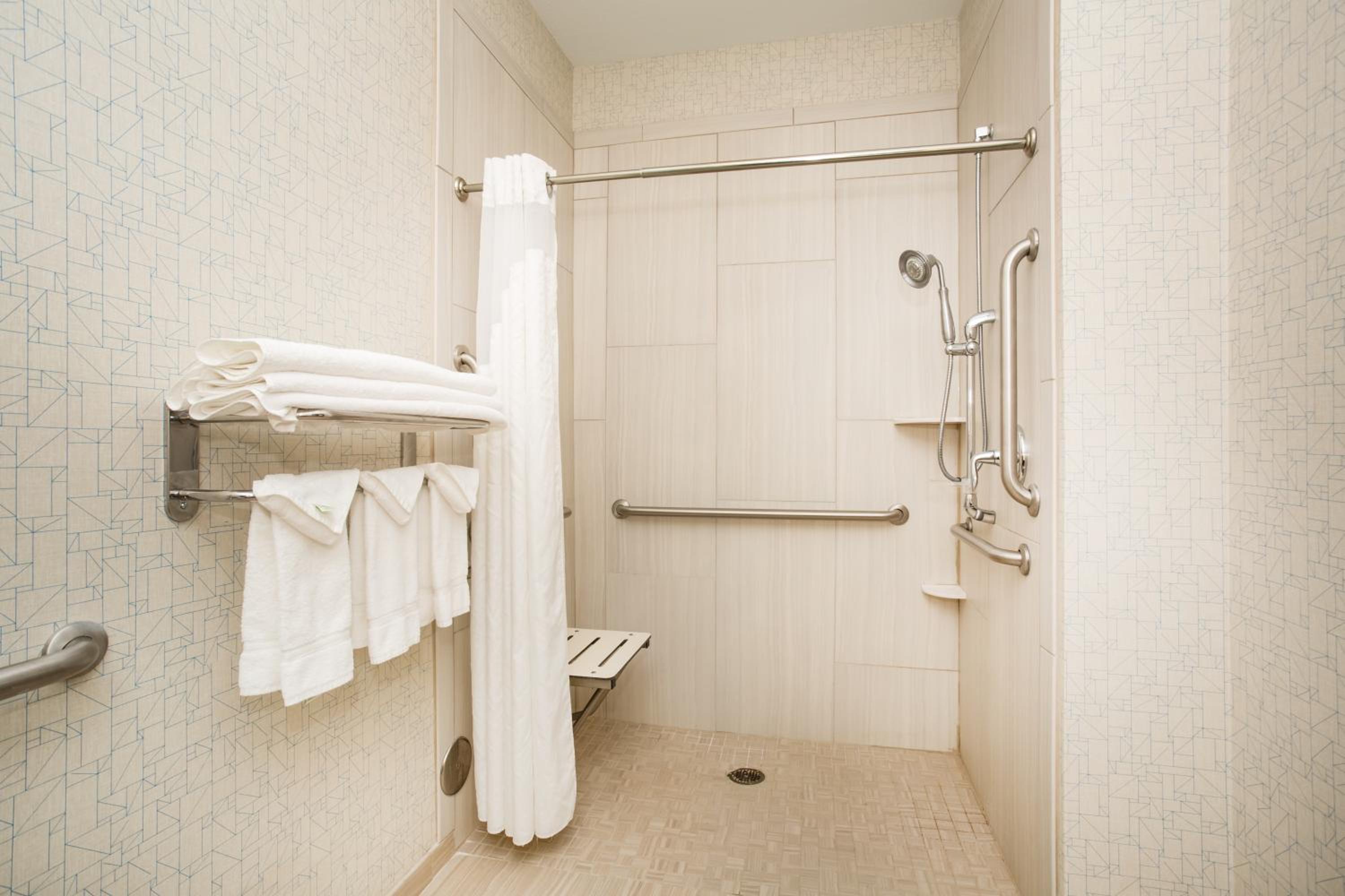 Standard King Room with Roll-in Shower - Mobility Accessible - Photo 3