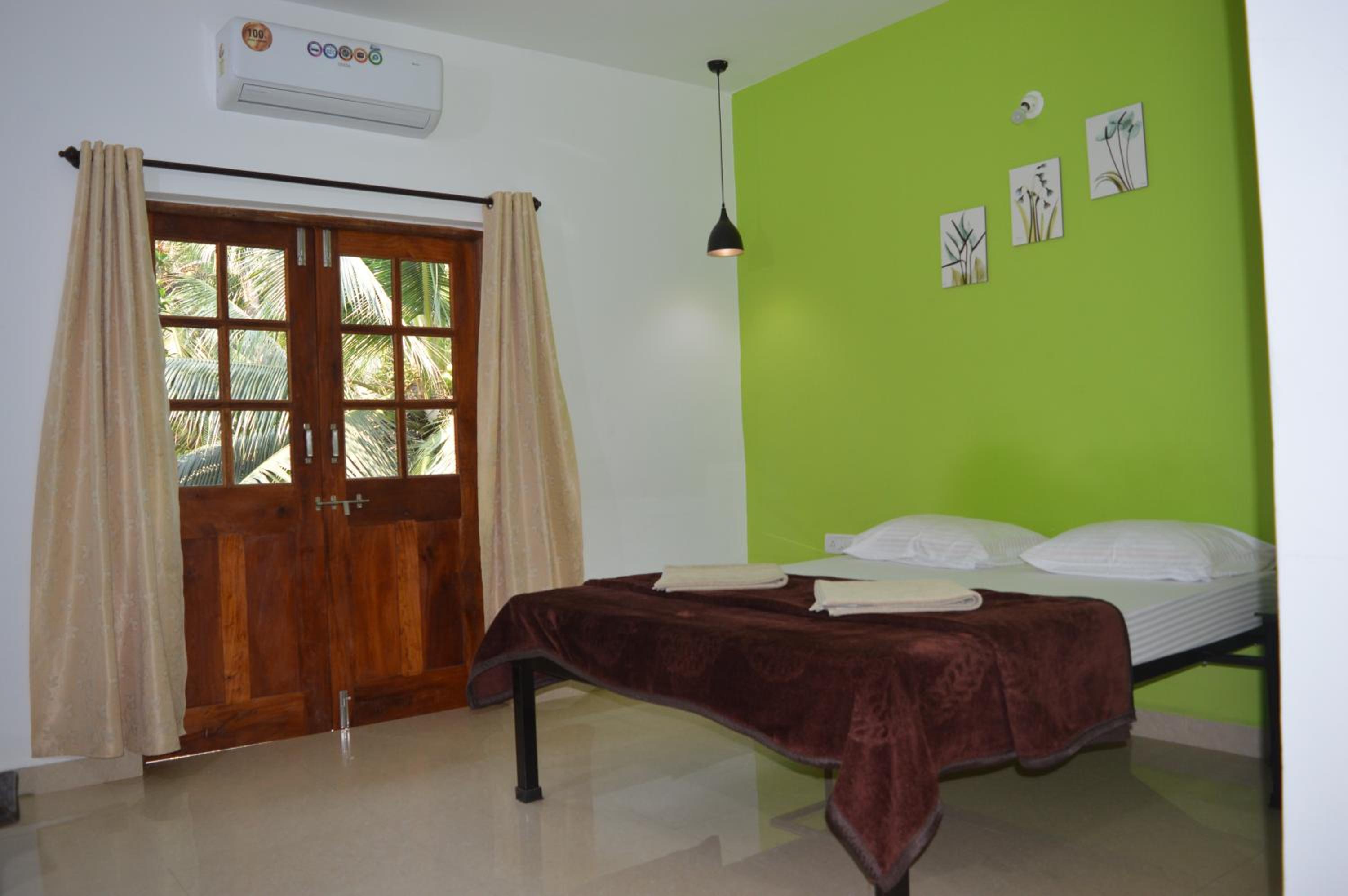 Deluxe Double Room with Balcony - Photo 18