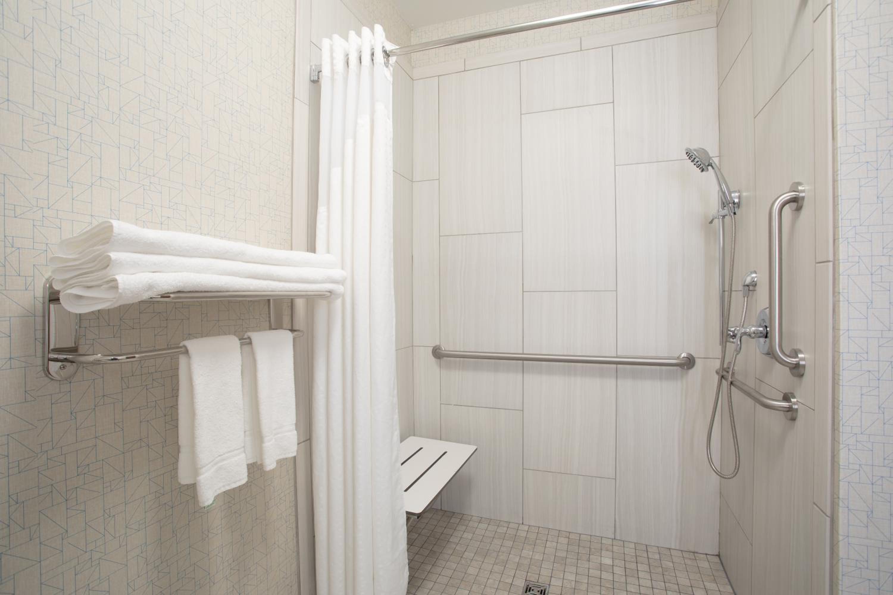 King Room - Mobility Access/Roll in Shower - Non-Smoking - Photo 8