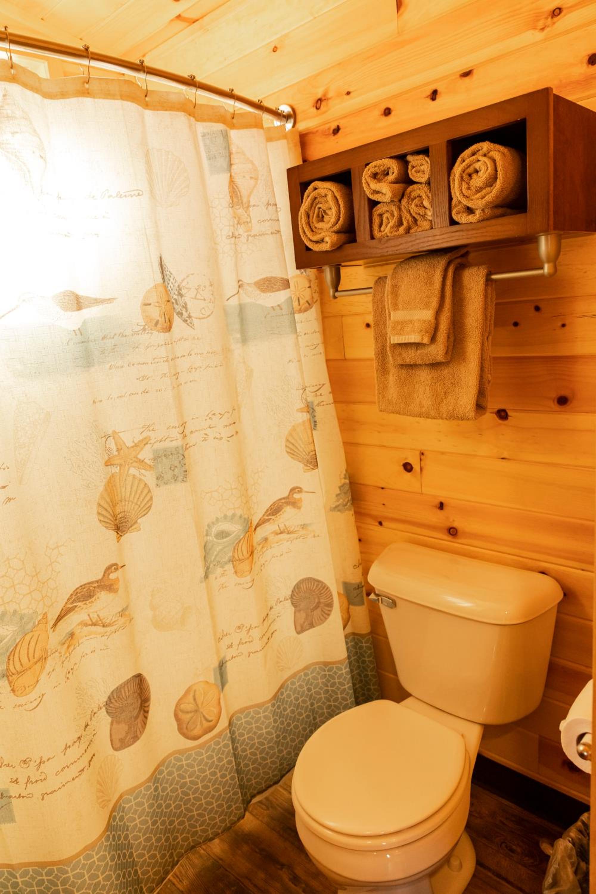 Kingfisher Cottage Two-Bedroom Chalet photo 3