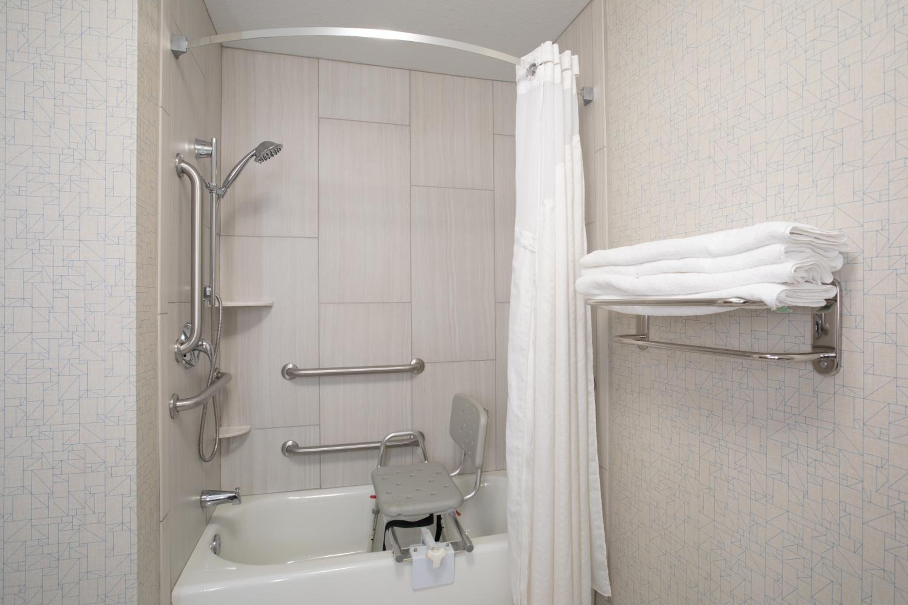 King suite with Bath Tub - hearing Accessible/Non-Smoking - Photo 2