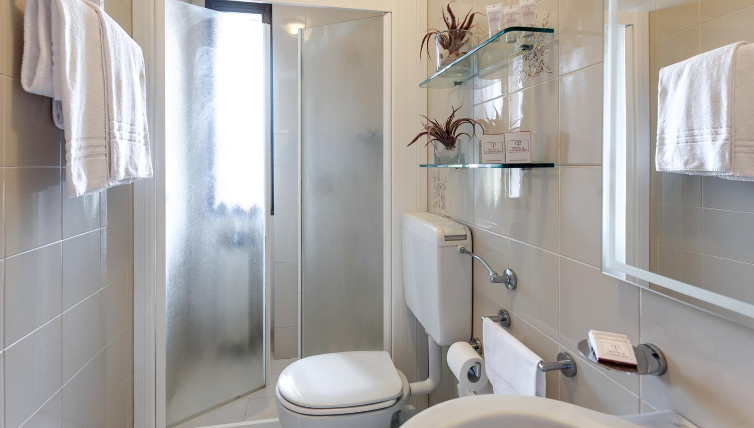 Basic Double Room with Balcony - Annex photo 2