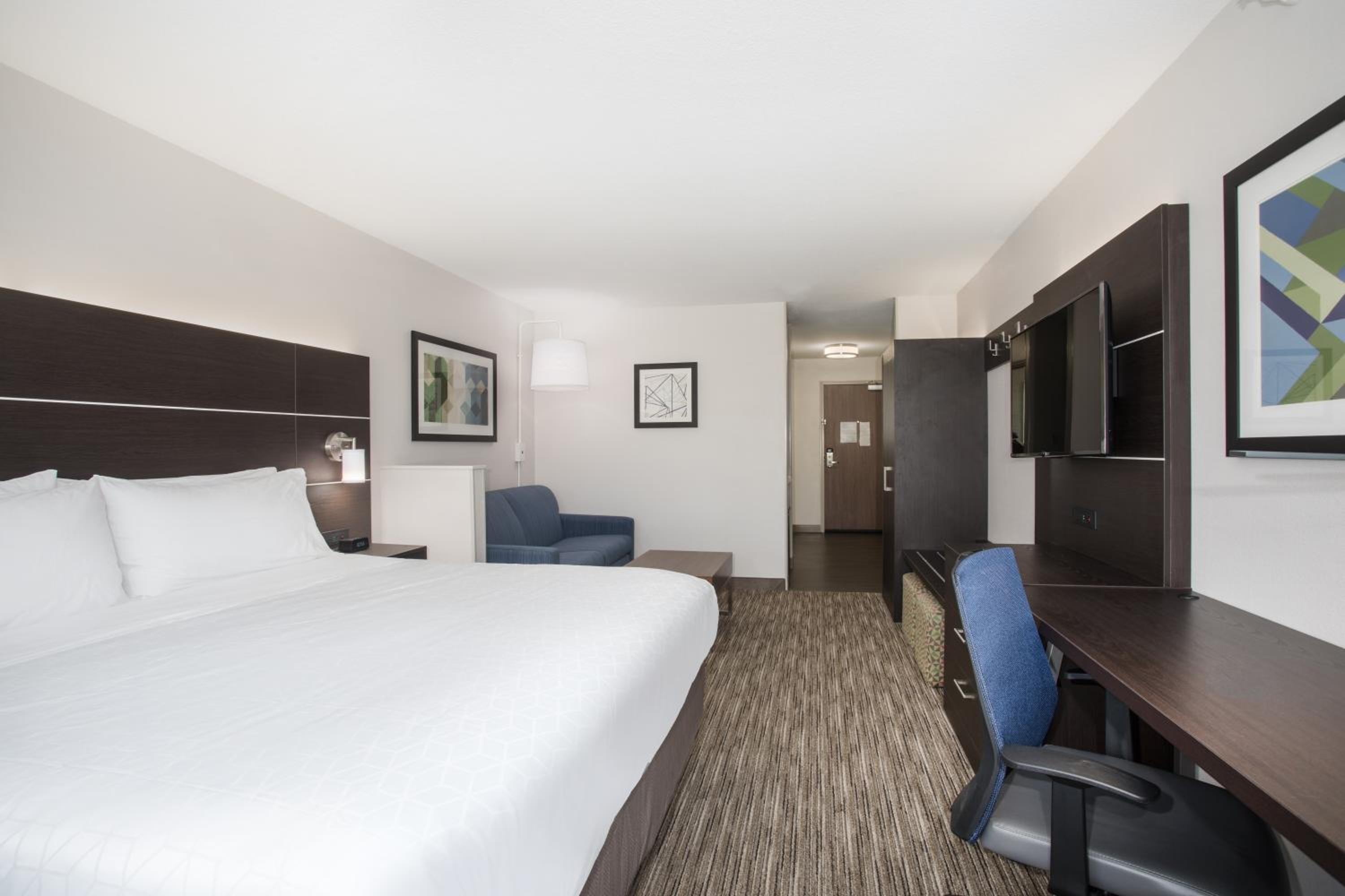 King Suite with Sofa Bed - Photo 6