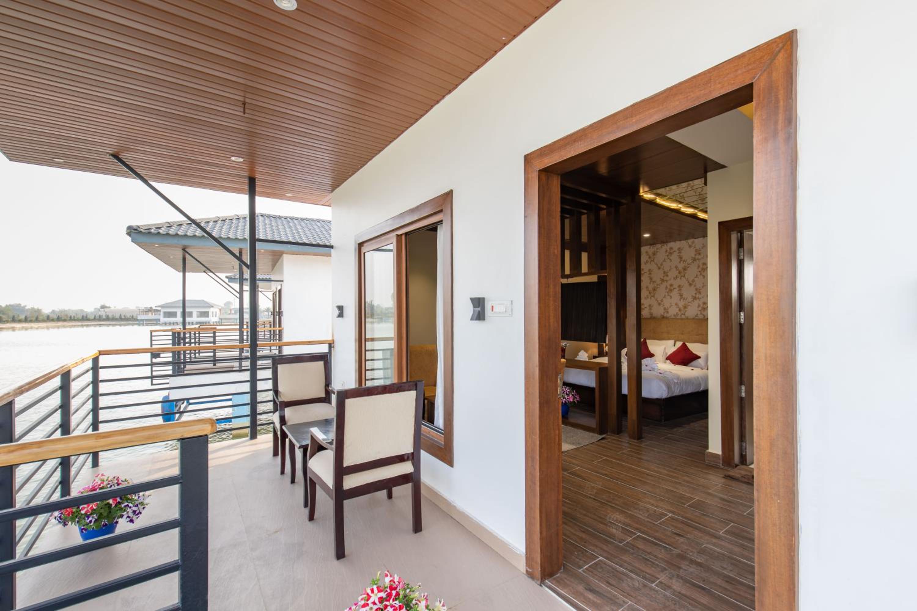 Honeymoon Suite - Photo 5
