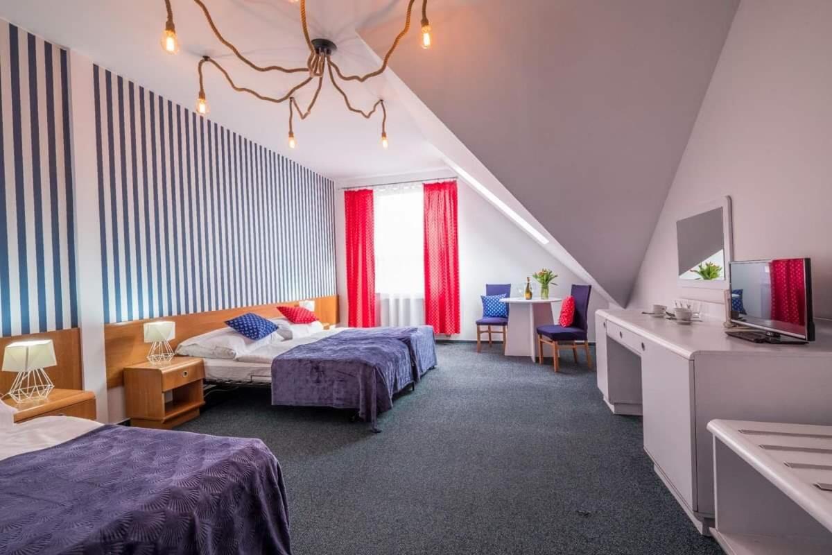Twin Room thumbnail 5