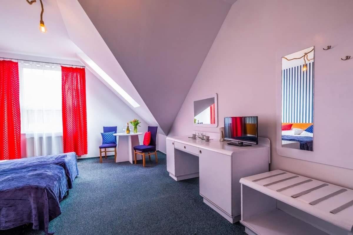 Twin Room thumbnail 6