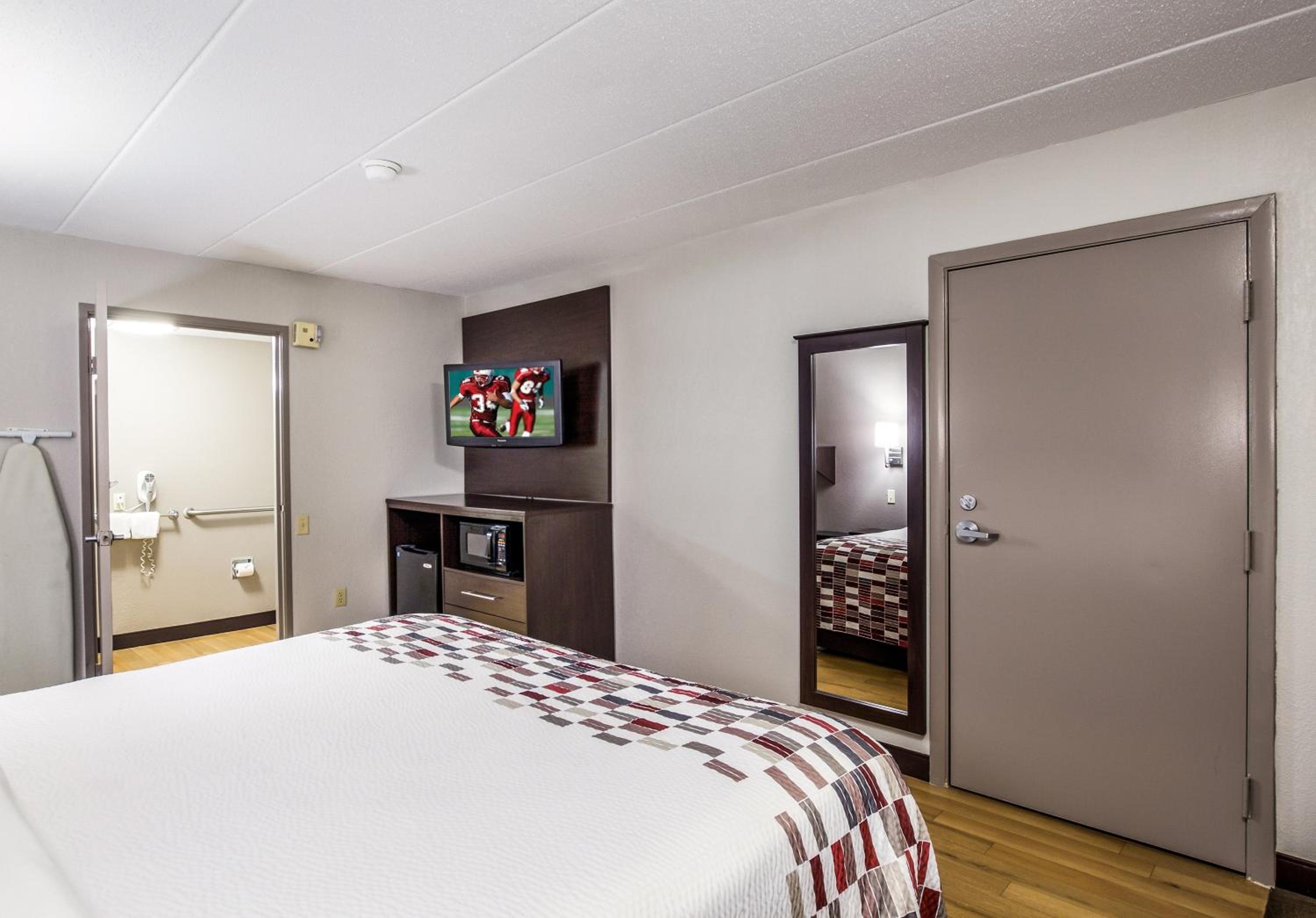 Superior King Room Disability Access Smoke Free - Photo 3