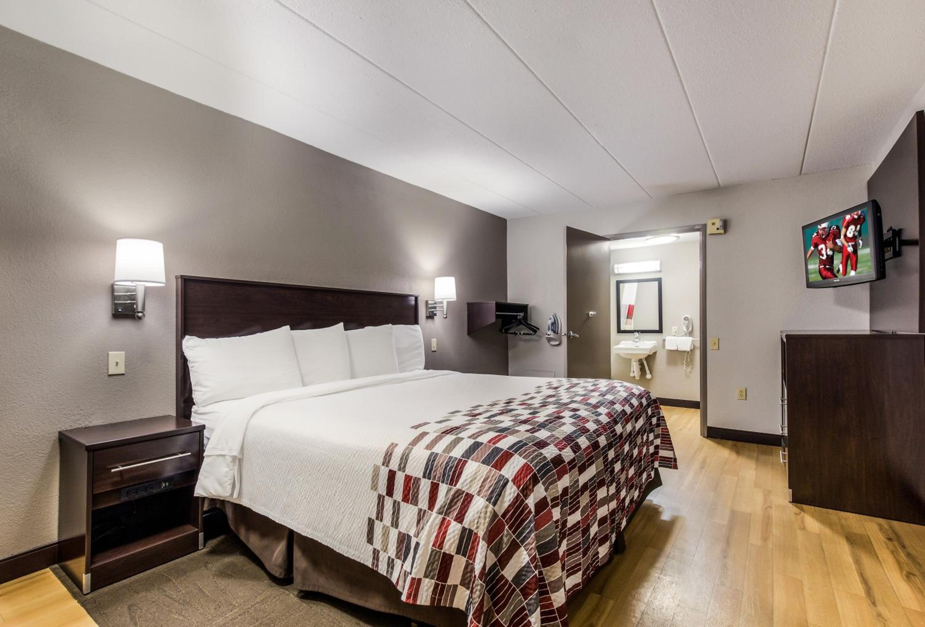 Superior King Room Disability Access Smoke Free - Photo 1