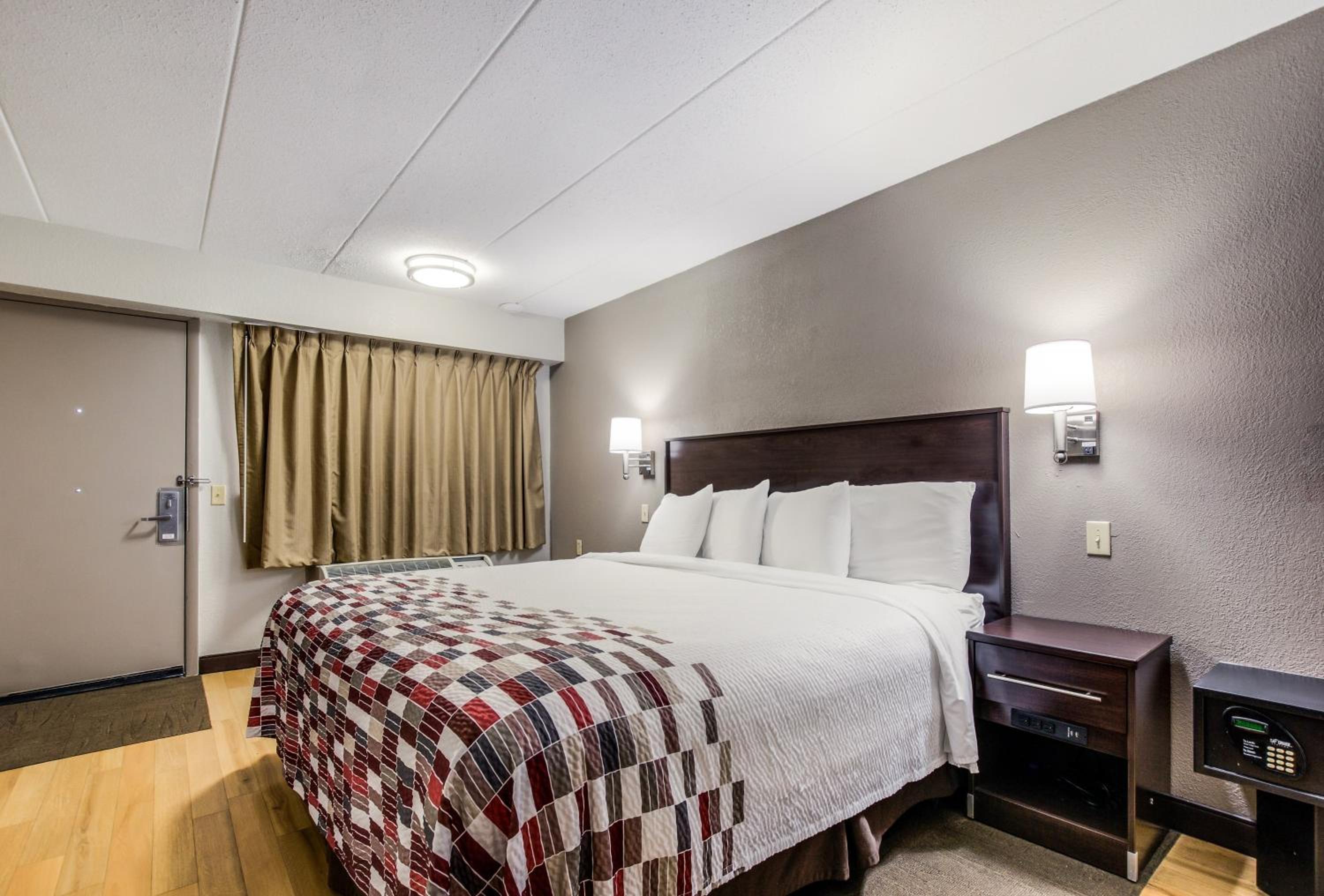 Superior King Room Disability Access Smoke Free - Photo 6