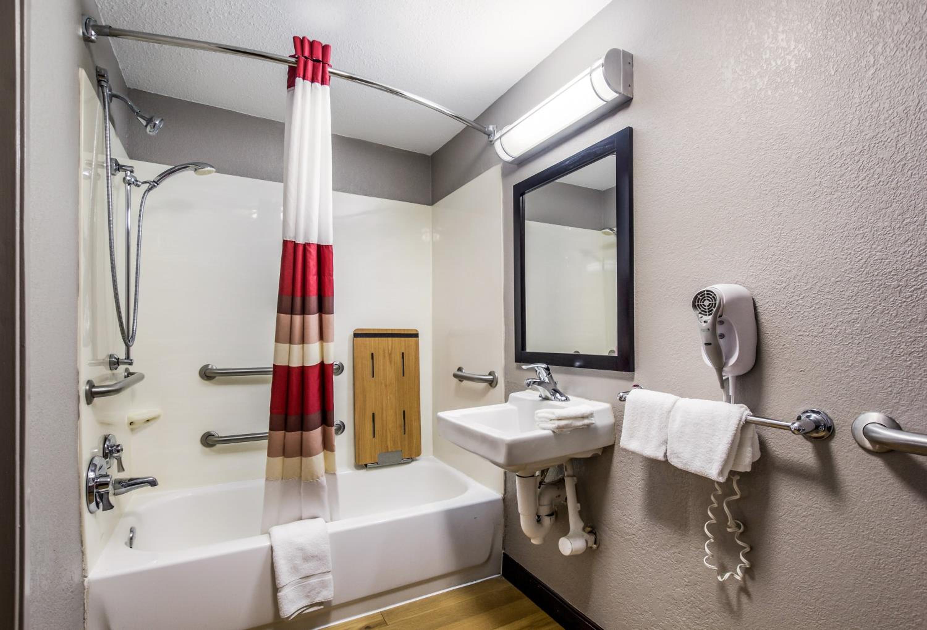 Superior King Room Disability Access Smoke Free - Photo 2