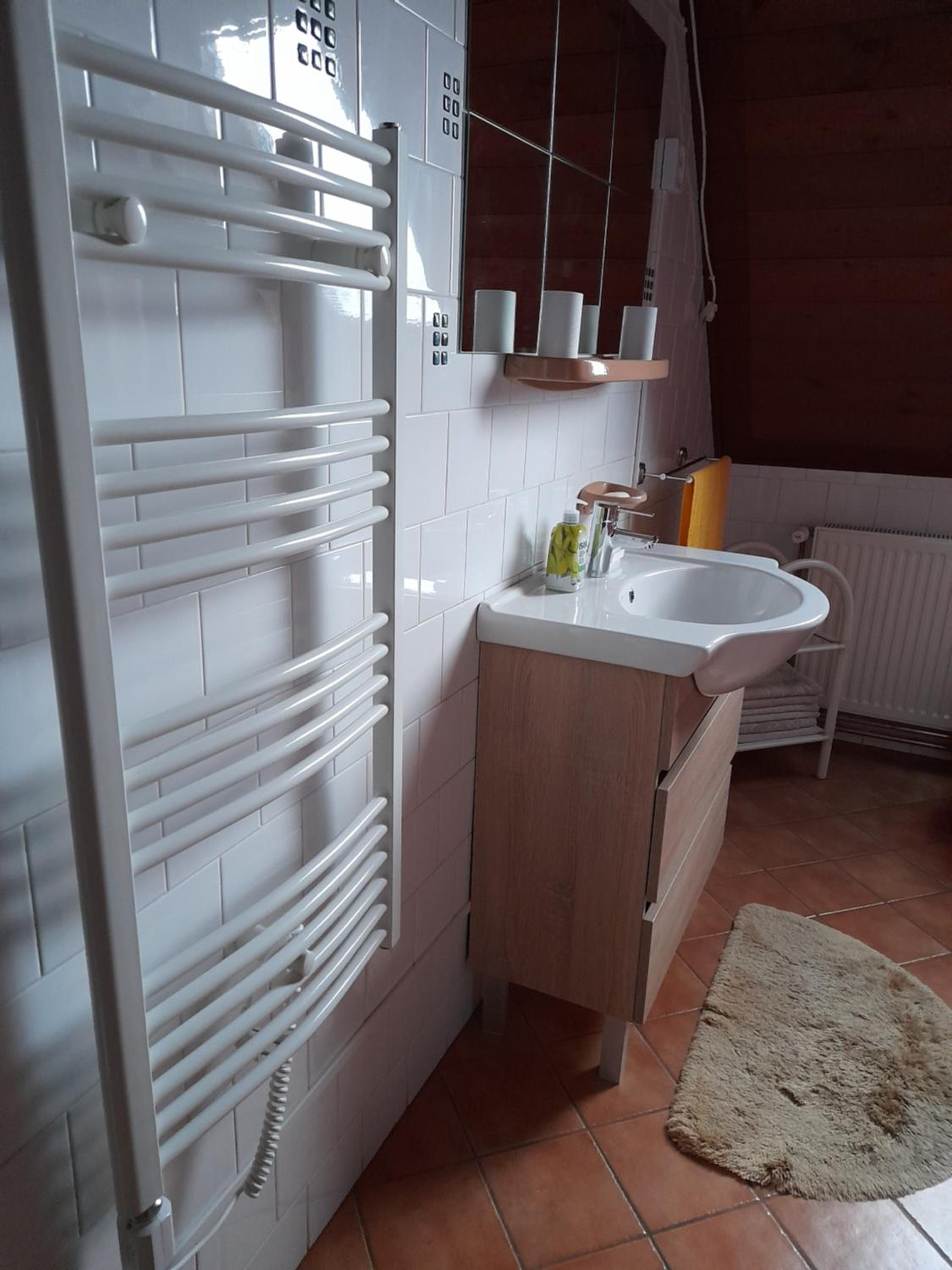 Apartment with Balcony - Photo 4