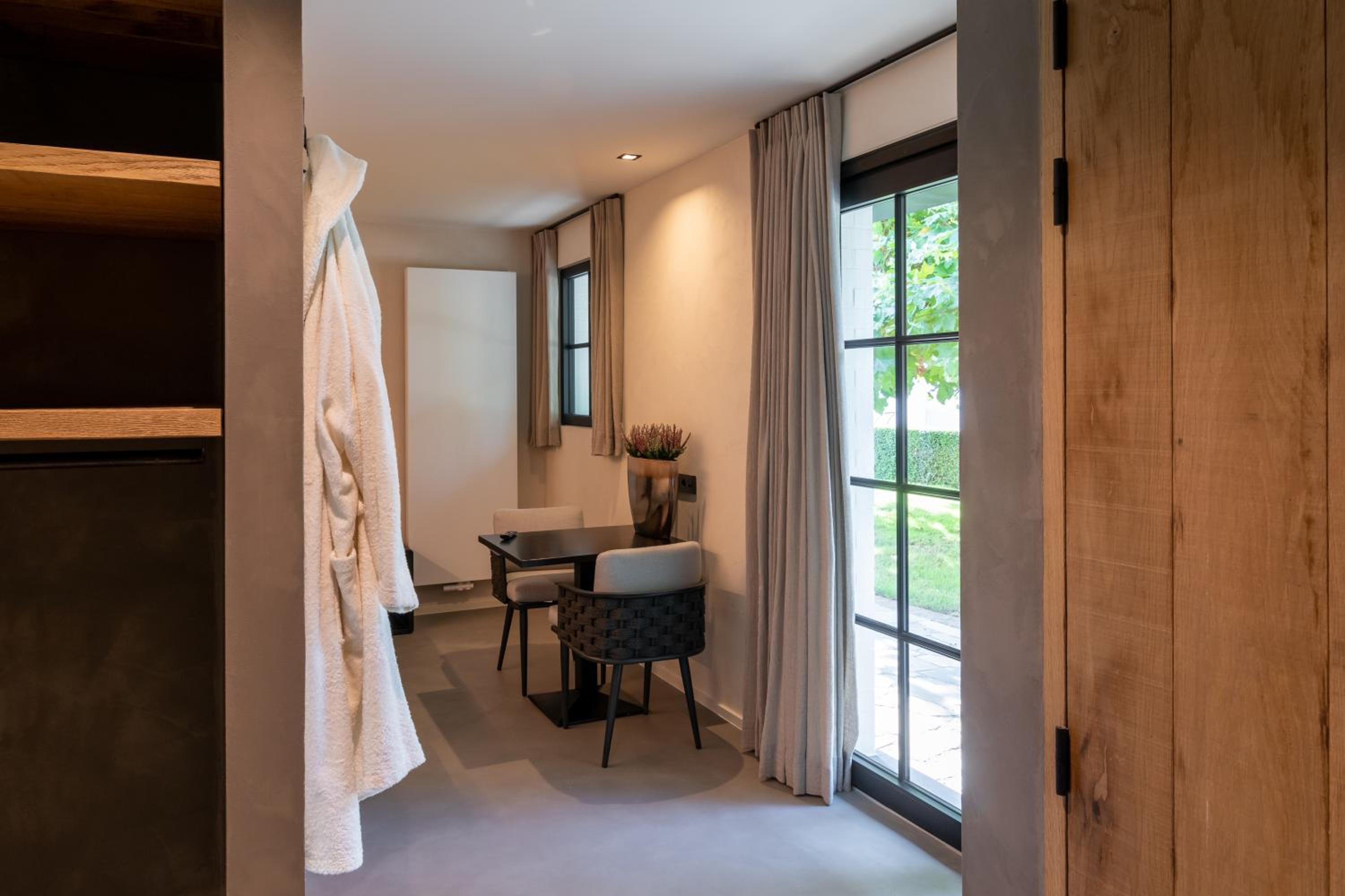 Deluxe King Room - Photo 4