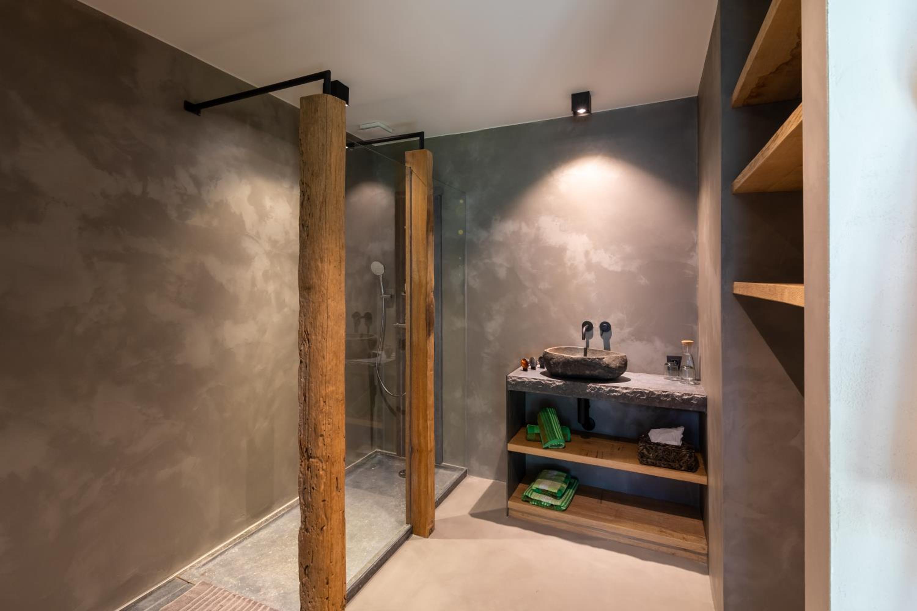 Deluxe King Room - Photo 7