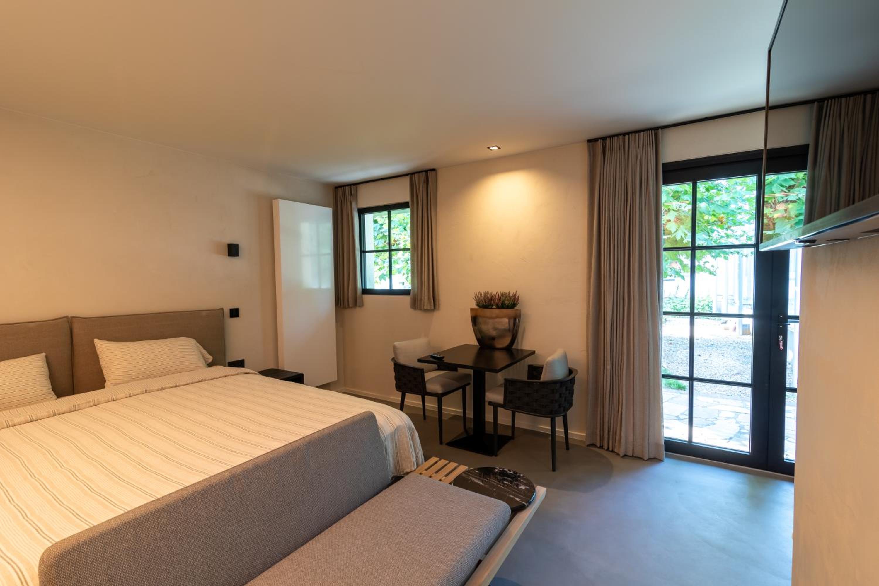 Deluxe King Room - Photo 1