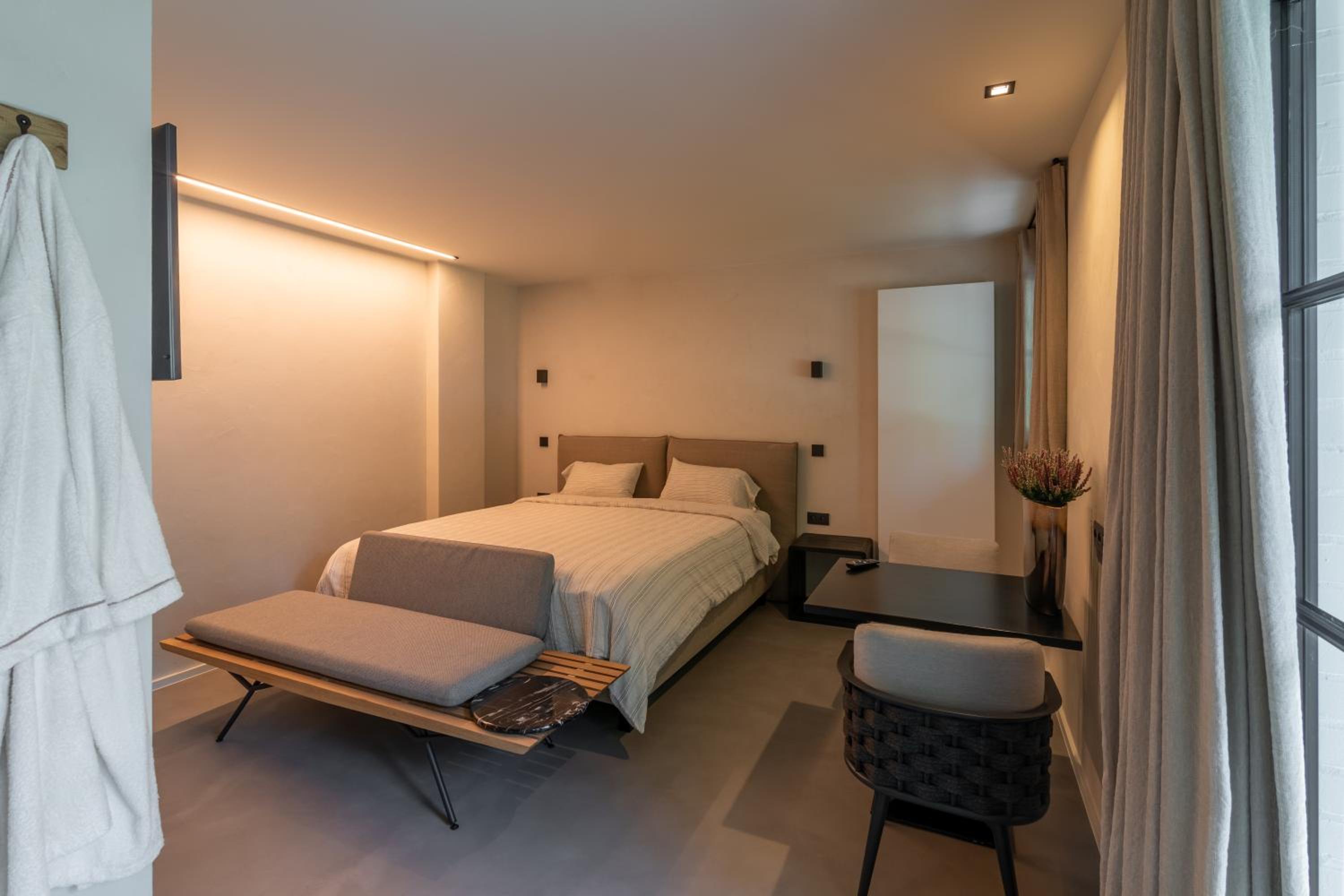 Deluxe King Room - Photo 6