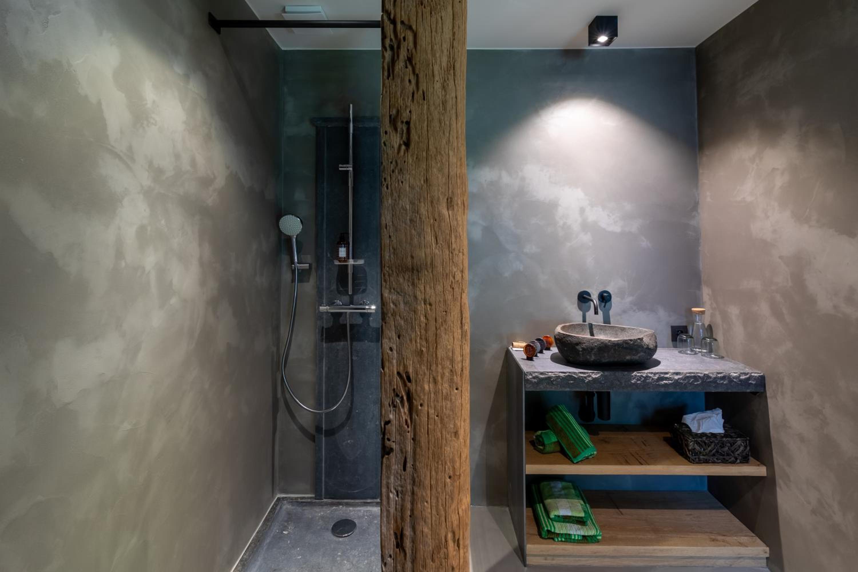 Deluxe King Room - Photo 5