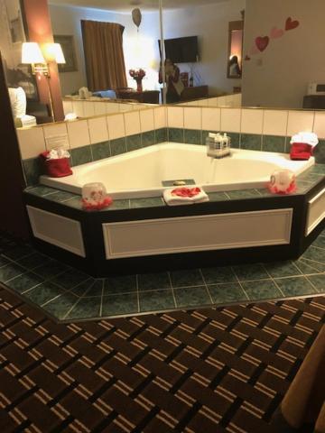 King Studio Suite with Jacuzzi Tub, Non-Smoking - Photo 8