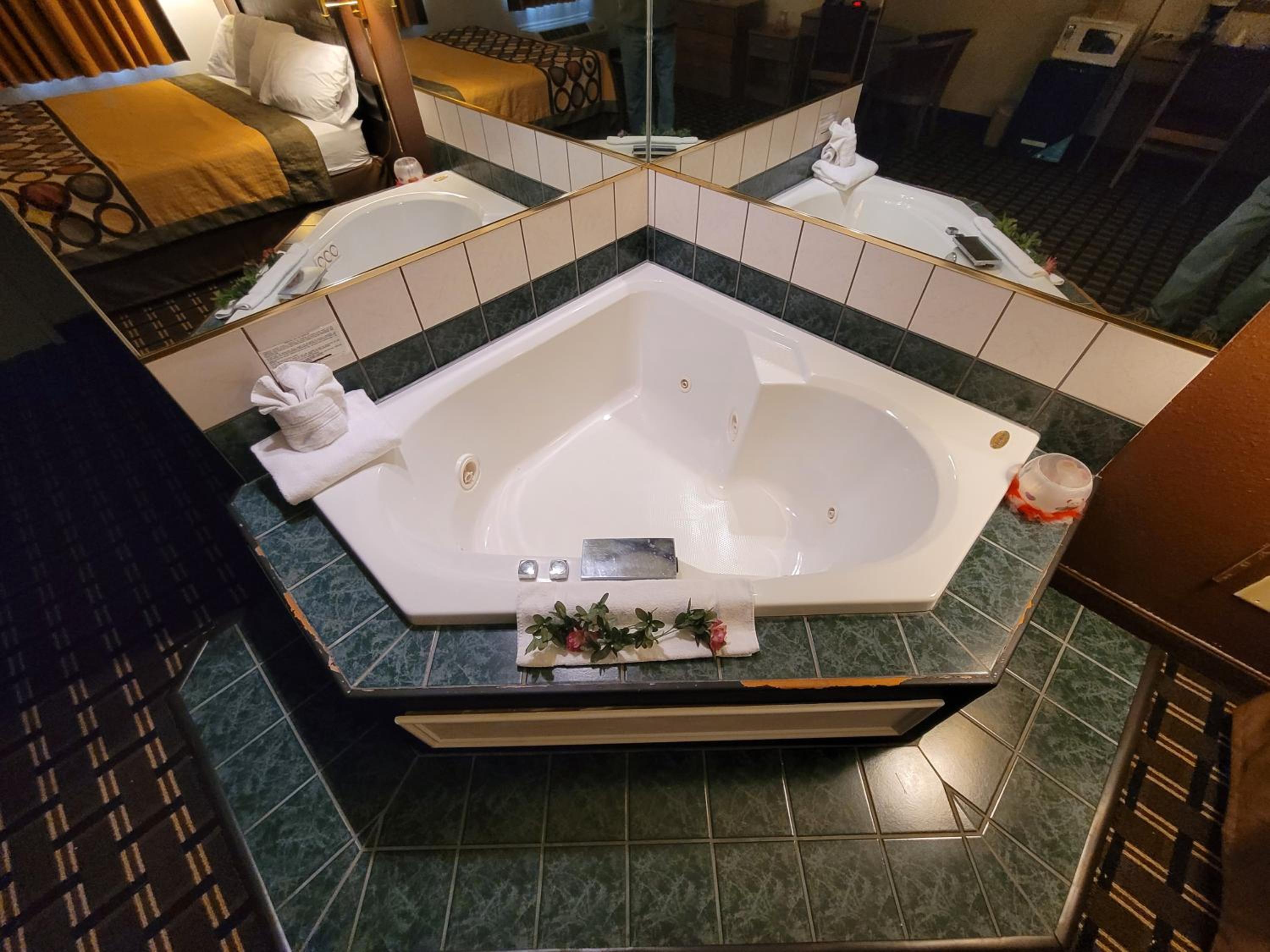 King Studio Suite with Jacuzzi Tub, Non-Smoking - Photo 6